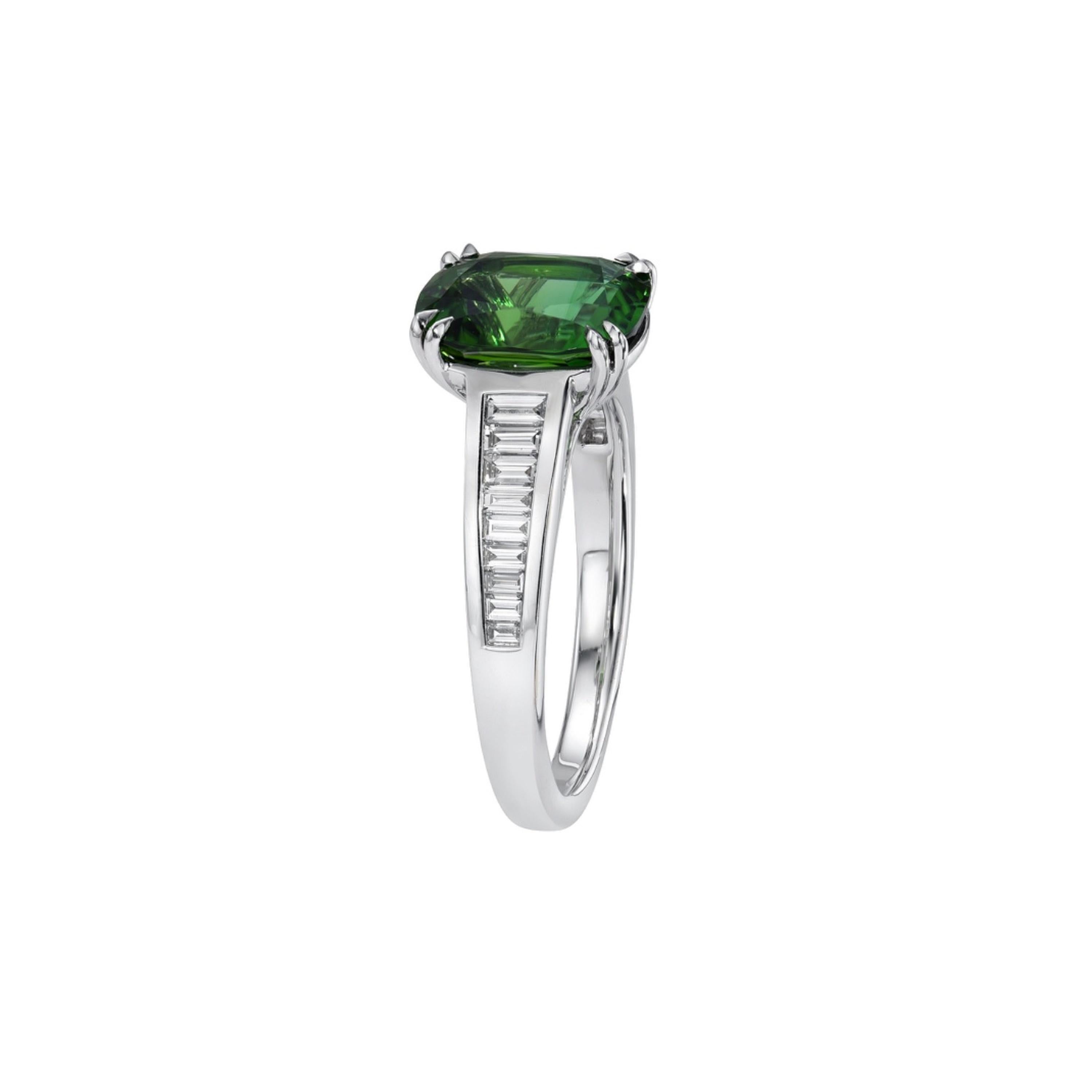 Rare bague en or 18 carats avec tourmaline verte chromée de 2,75 carats et diamants  - Bijoux de luxe en vente 3