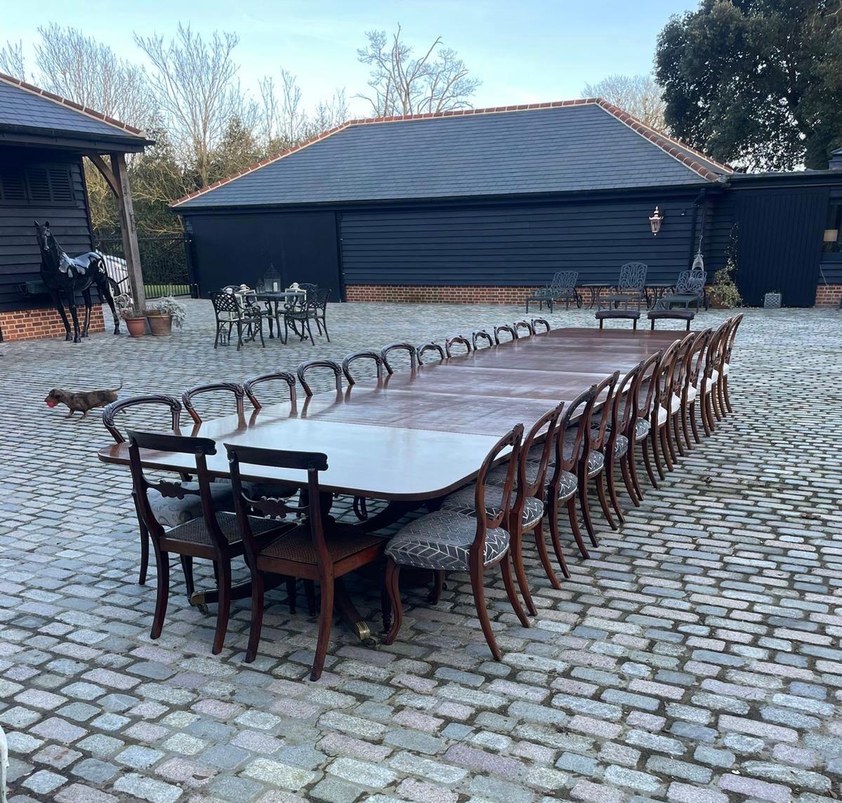 George III Rare 28 seater 6 pilar Antique Quality Mahogany Dining Table 72 x 161 x 609 cm For Sale