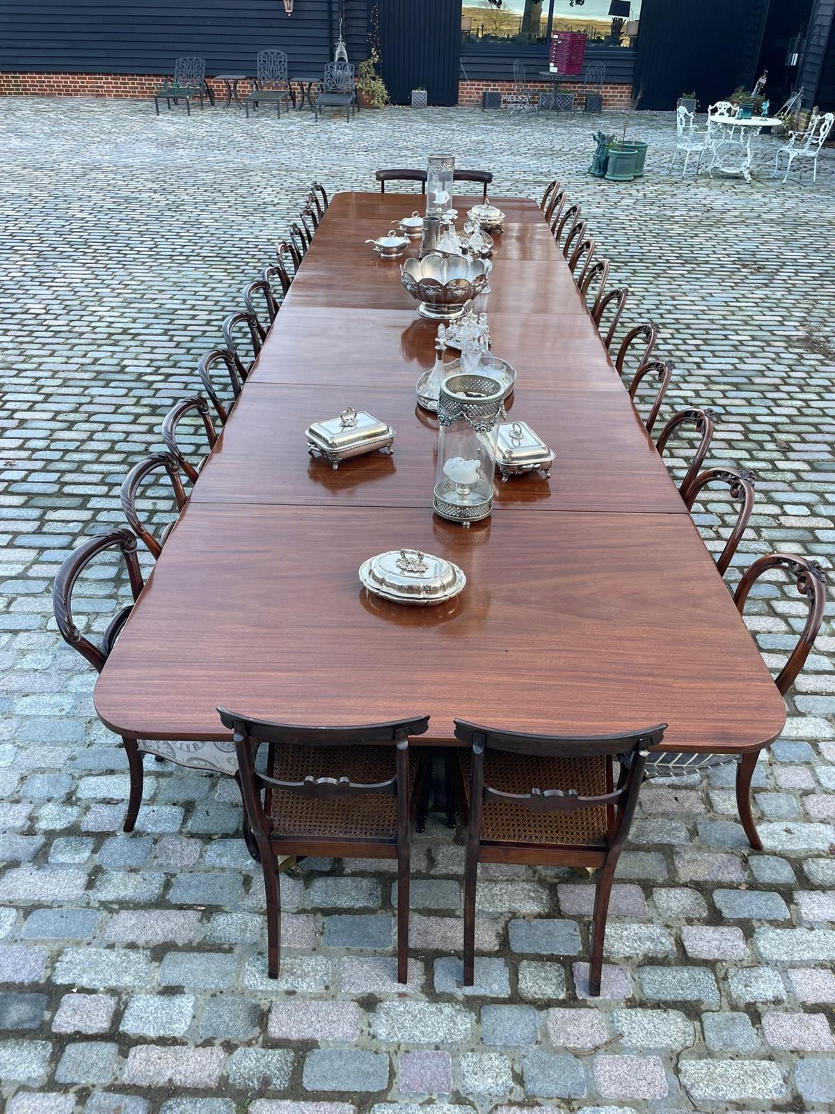 Anglais Rare table à manger 28 places 6 piliers en acajou de qualité antique 72 x 161 x 609 cm en vente