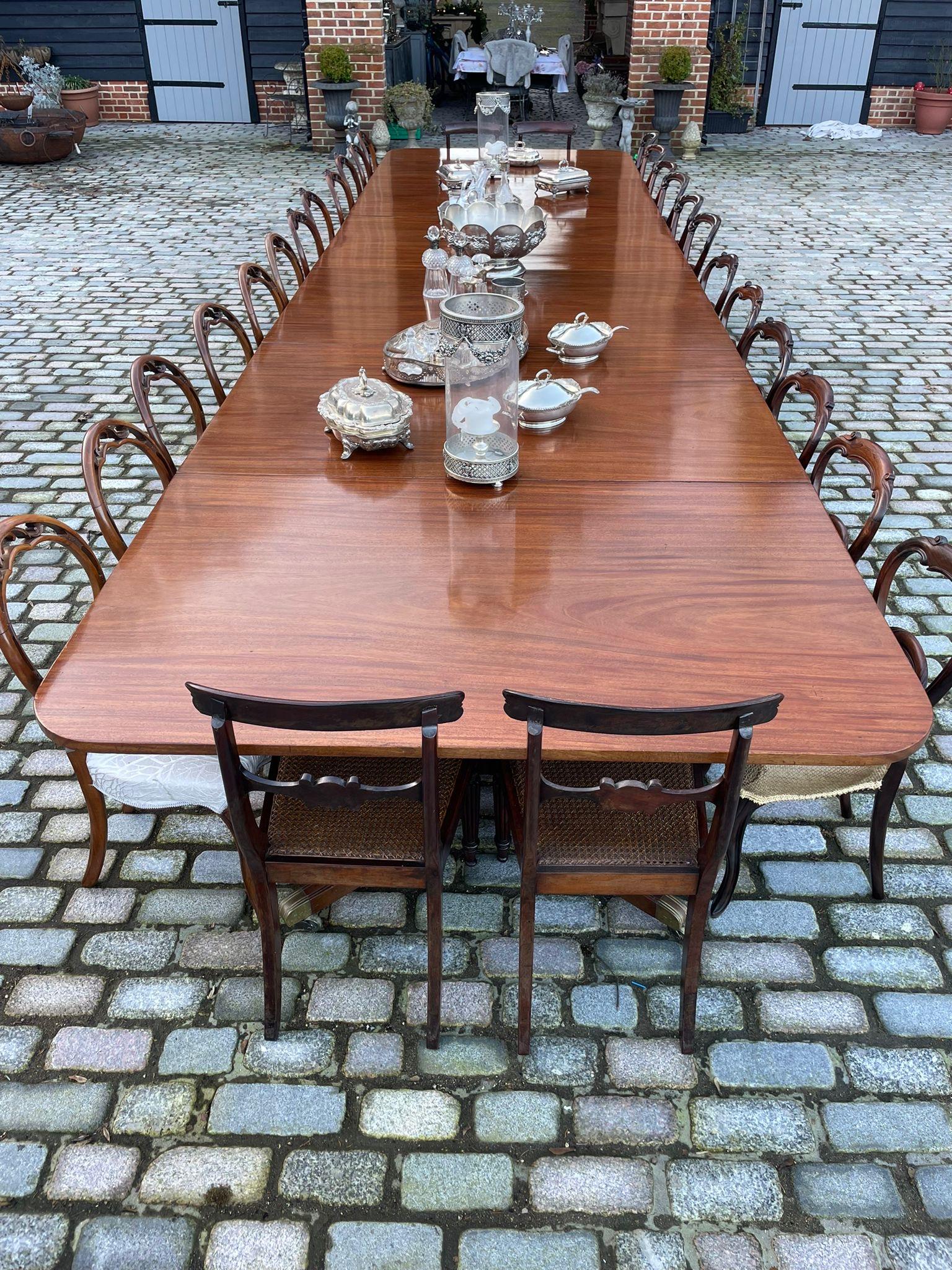 Rare 28 seater 6 pilar Antique Quality Mahogany Dining Table 72 x 161 x 609 cm In Good Condition For Sale In Suffolk, GB