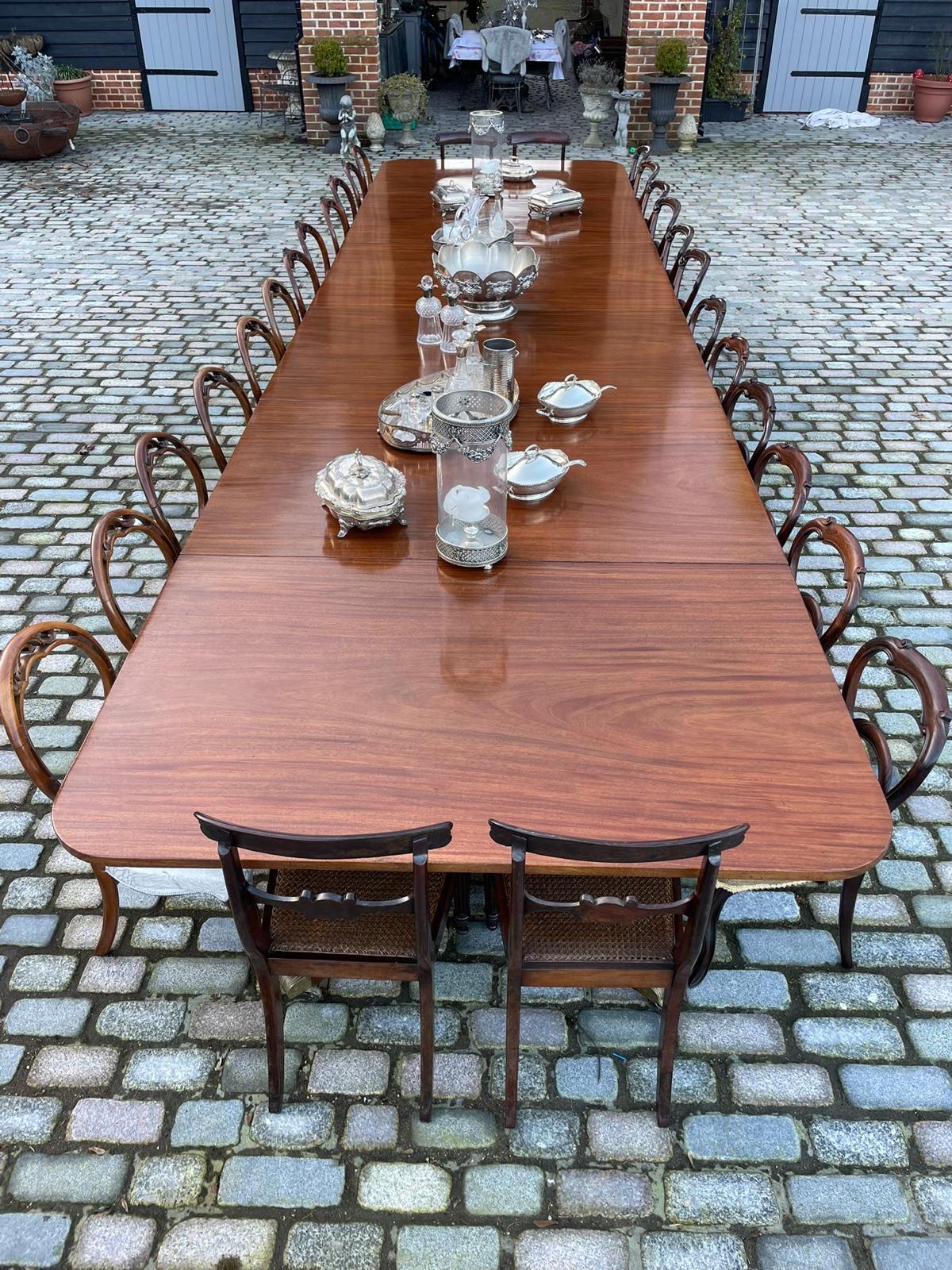 Rare table à manger 28 places 6 piliers en acajou de qualité antique 72 x 161 x 609 cm en vente 7