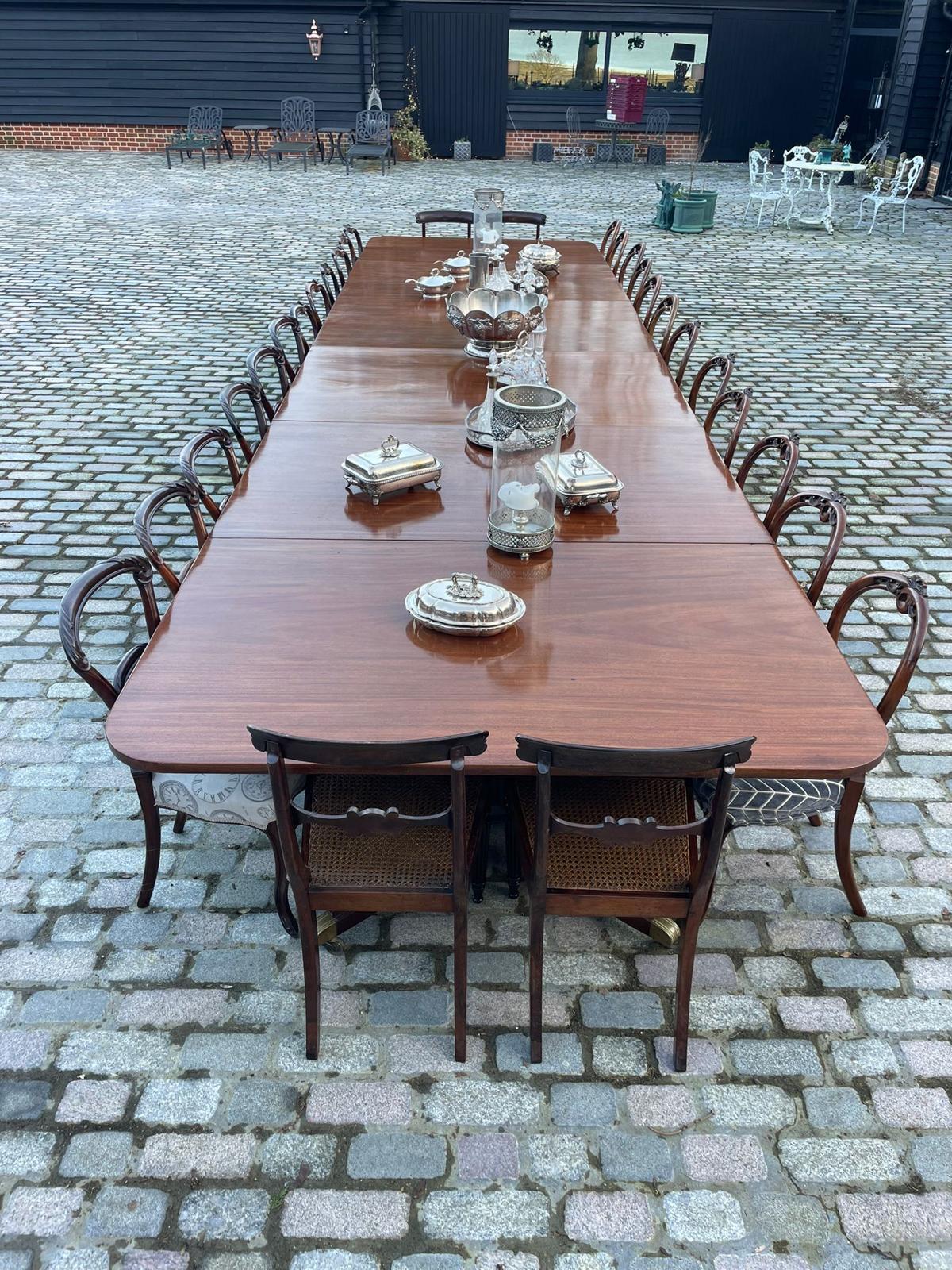 Rare table à manger 28 places 6 piliers en acajou de qualité antique 72 x 161 x 609 cm en vente 8