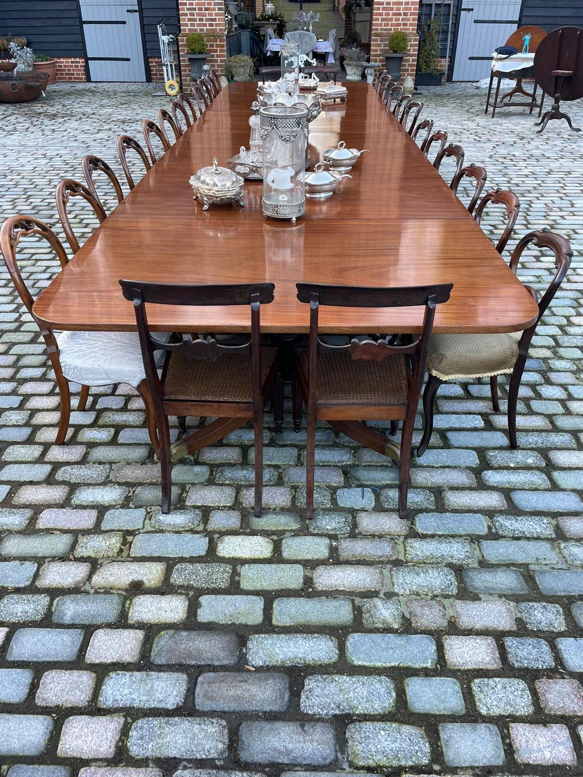 Rare table à manger 28 places 6 piliers en acajou de qualité antique 72 x 161 x 609 cm en vente 9