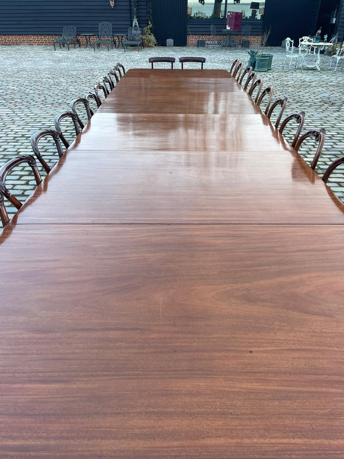 Rare table à manger 28 places 6 piliers en acajou de qualité antique 72 x 161 x 609 cm en vente 10
