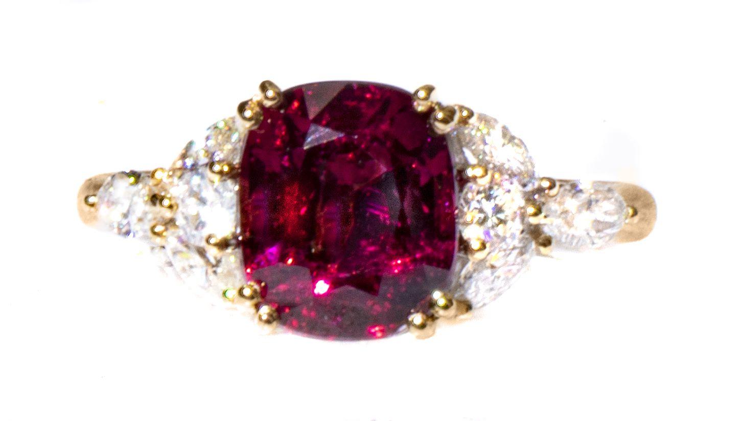 Contemporary Rare 2.9 carat Burmese Red Spinel & Diamond 18K Ring For Sale
