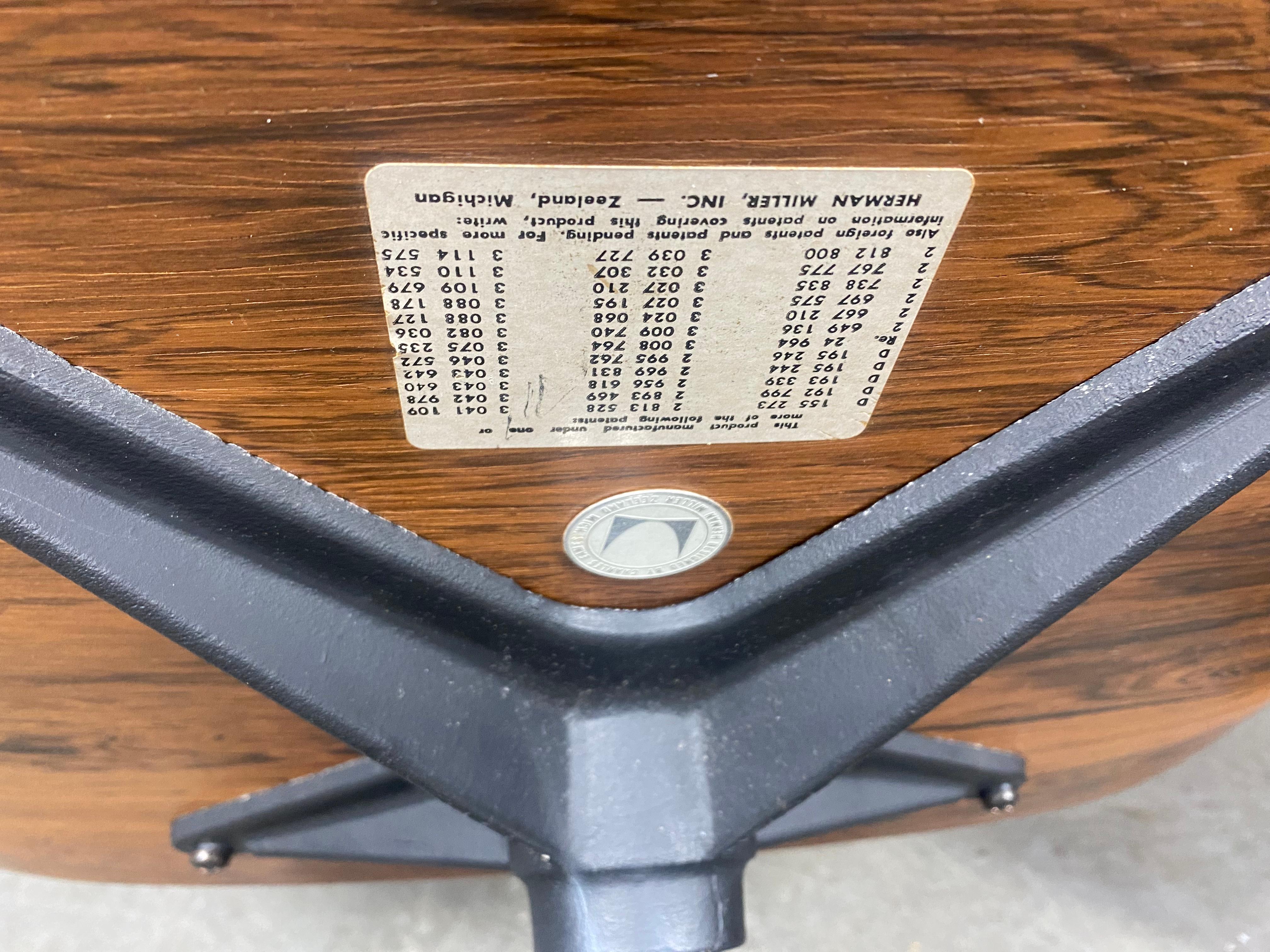 Rare fauteuil de salon et repose-pieds en bois de rose de 2ème génération par Charles Eames en vente 5