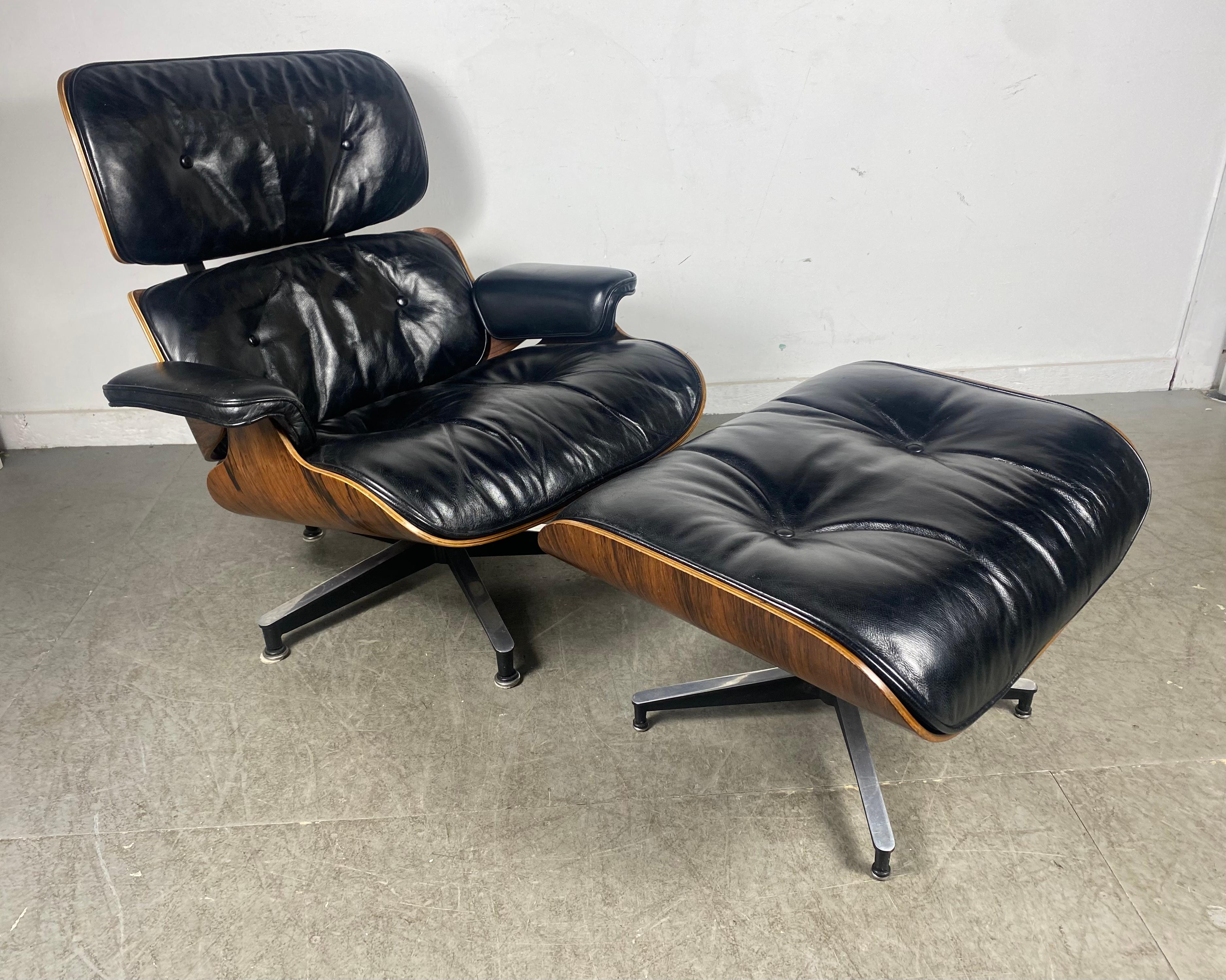 Rare chaise longue et ottoman en palissandre brésilien et cuir noir de 2ème génération par Charles Eames,,, Superbe palissandre richement grainé, conserve l'étiquette d'origine en médaillon blanc. l'état de la coque et du cuir est certainement le