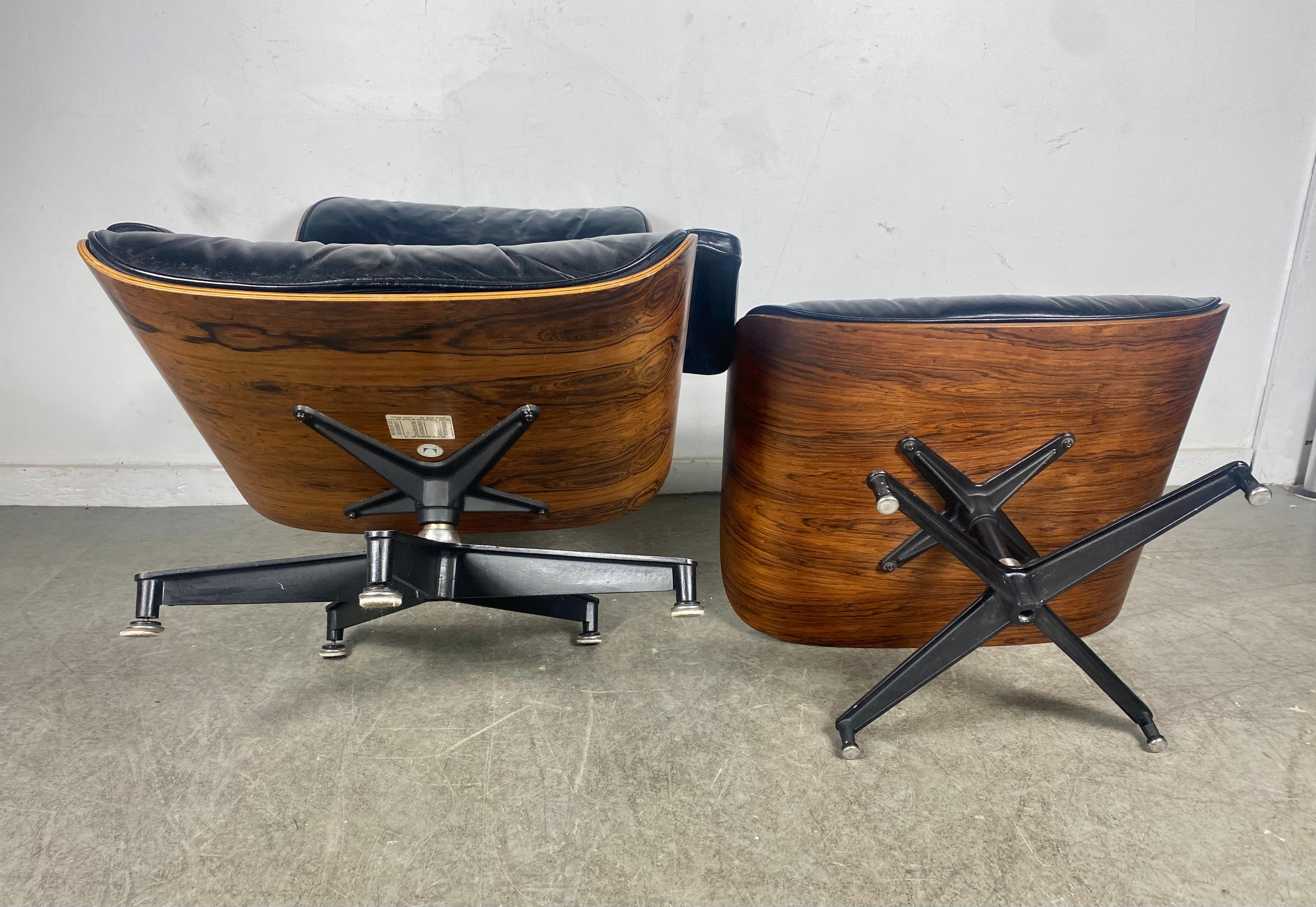 Milieu du XXe siècle Rare fauteuil de salon et repose-pieds en bois de rose de 2ème génération par Charles Eames en vente