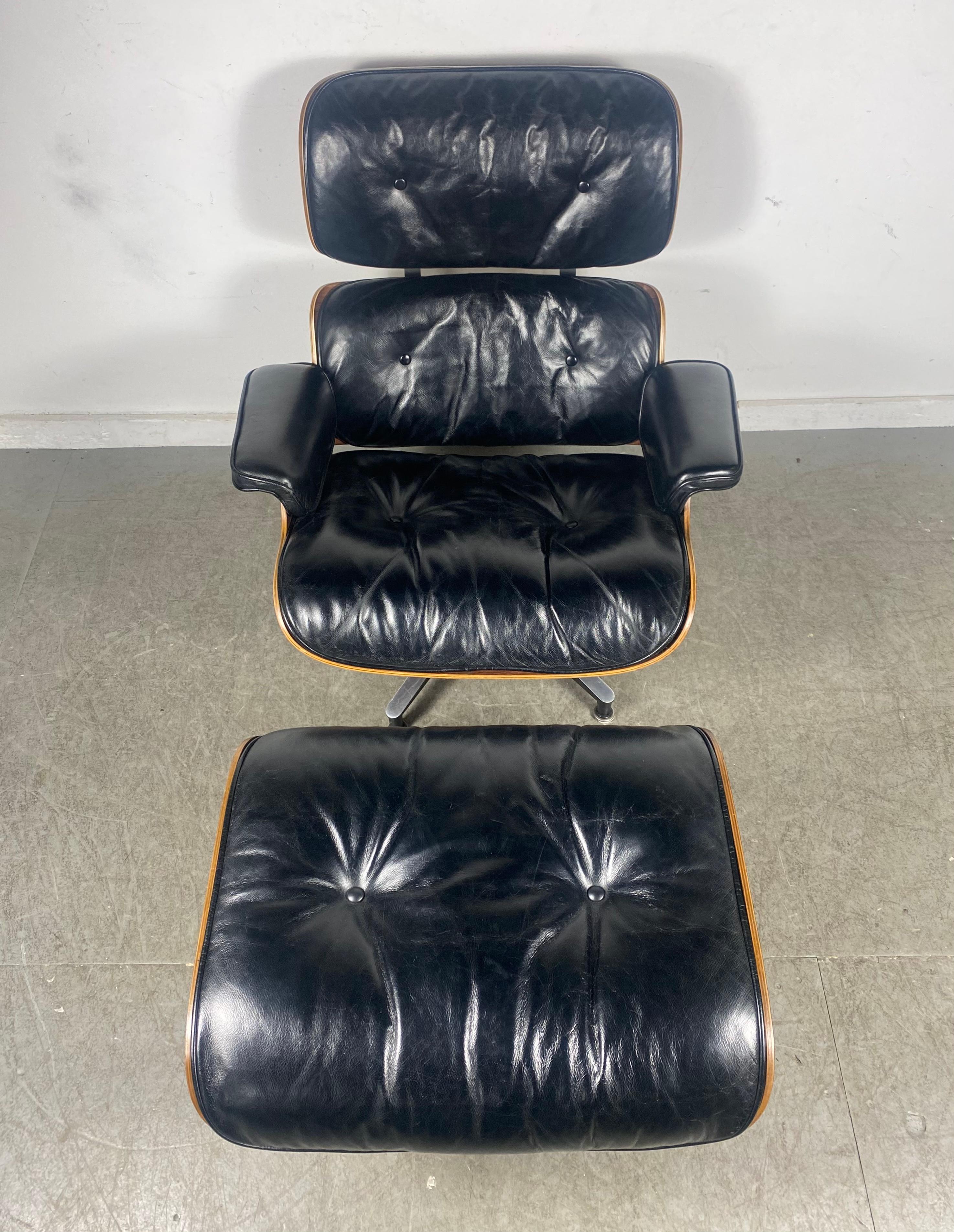 Aluminium Rare fauteuil de salon et repose-pieds en bois de rose de 2ème génération par Charles Eames en vente