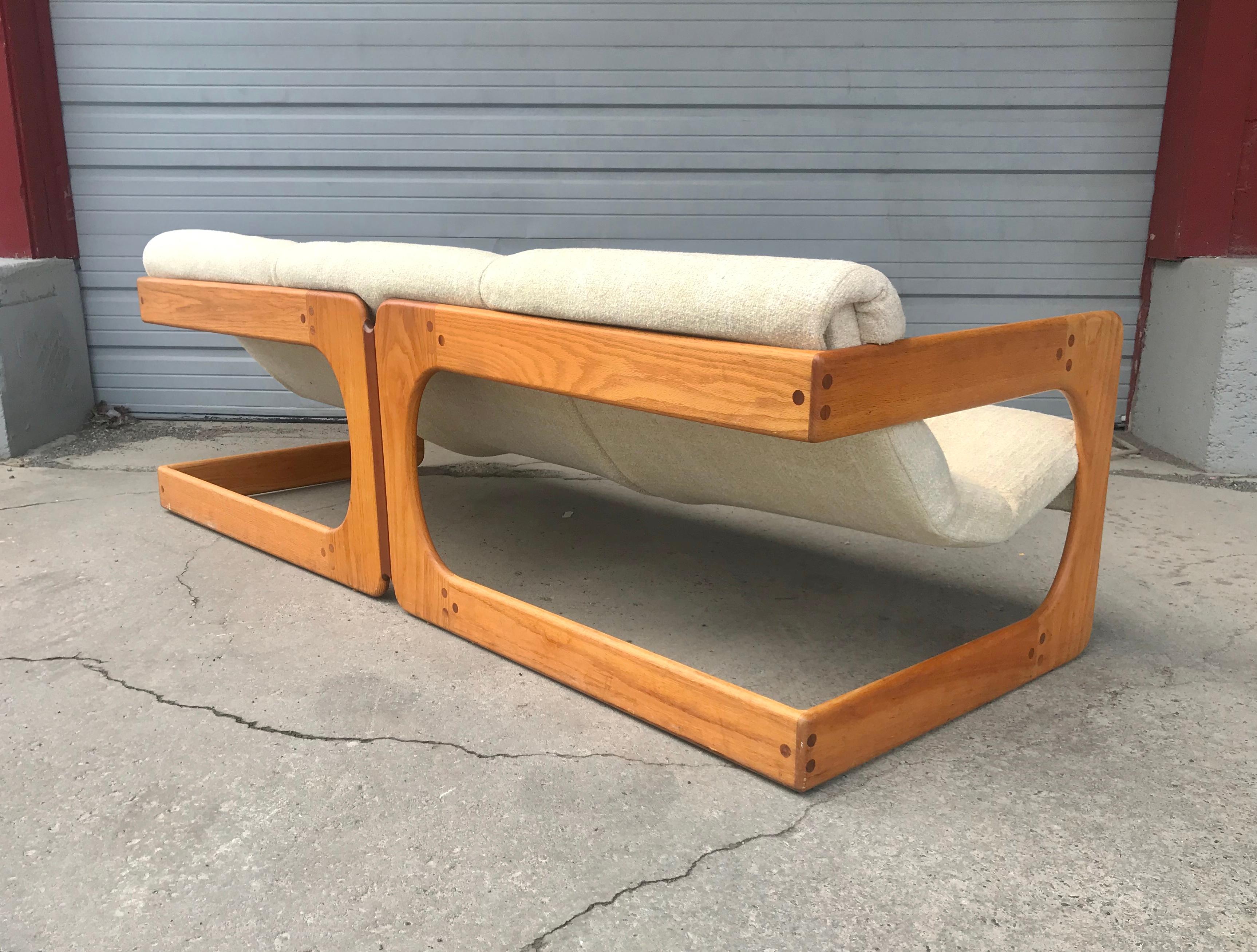 Äußerst seltenes 3-Sitzer-Sofa, entworfen von Lou Hodges für die California Design Group in den 1970er Jahren. Freischwinger aus Eichenholz mit abgerundeter Kante, alles im Originalzustand, Originalstoff in schönem, gebrauchsfähigem Zustand