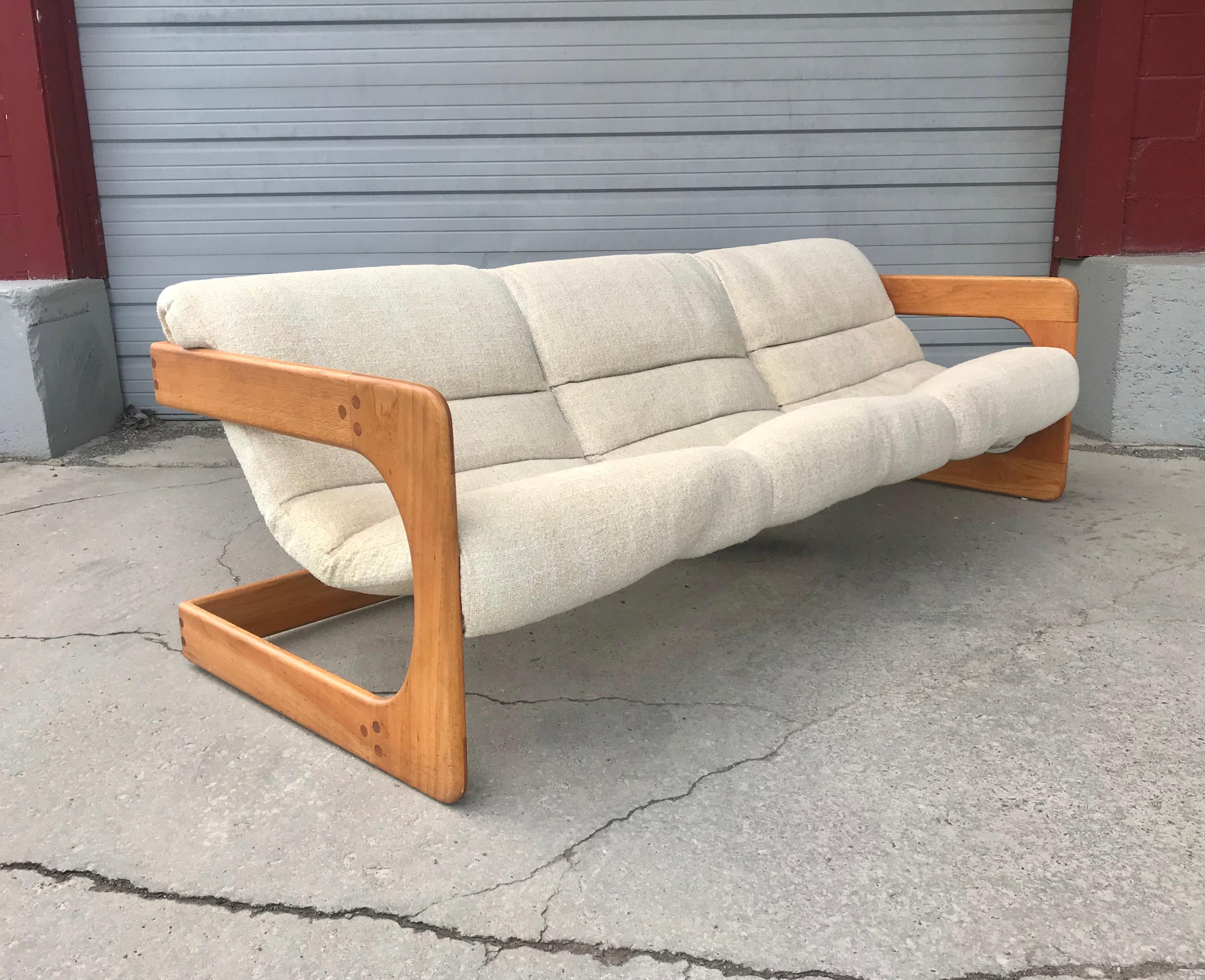 Seltenes 3-Sitz-Sofa entworfen von Lou Hodges, California Design Group 1970 Modernistisches Sofa im Zustand „Gut“ im Angebot in Buffalo, NY