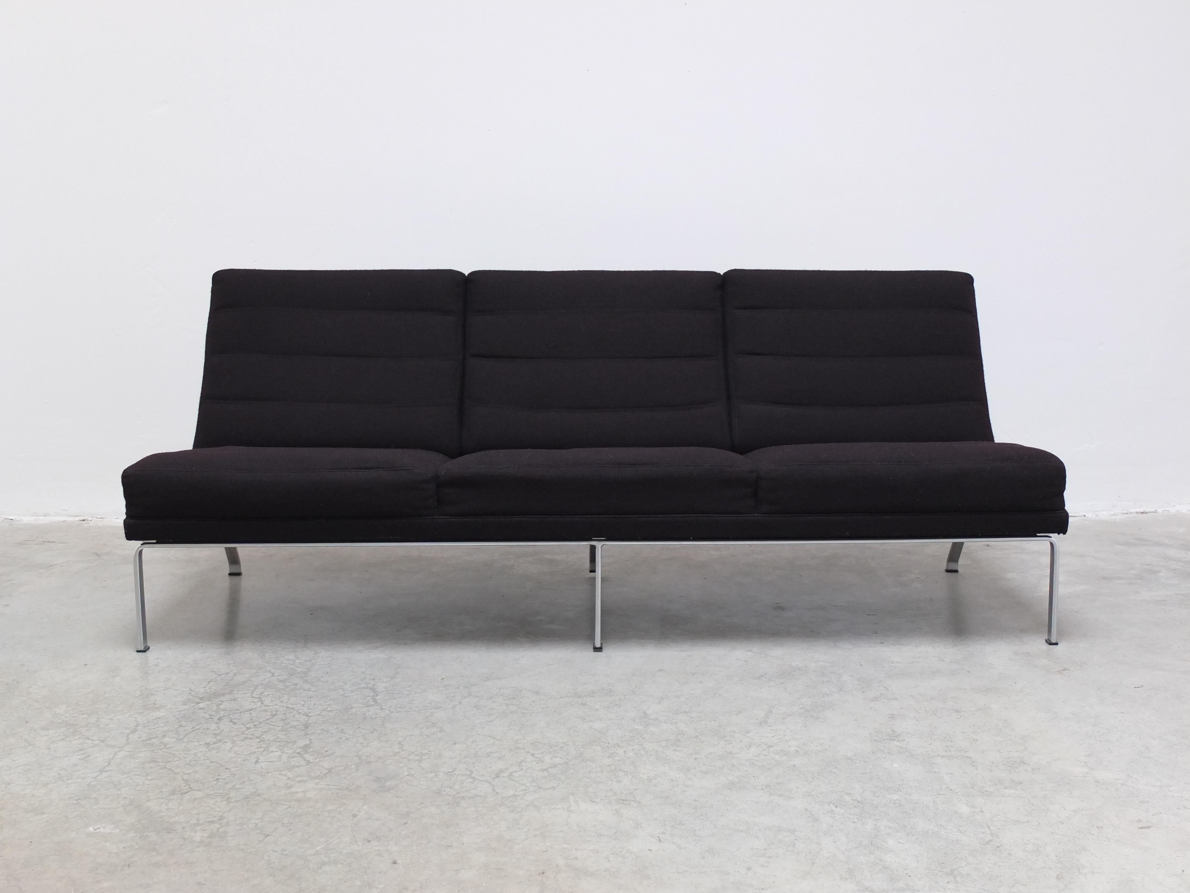 Rarissimo divano modernista progettato da Horst Brüning intorno al 1965. Presenta una scultorea struttura in acciaio piatto cromato, rivestita con un tessuto nero di lana di alta qualità. Assolutamente bella da tutti i lati e l'interessante parte