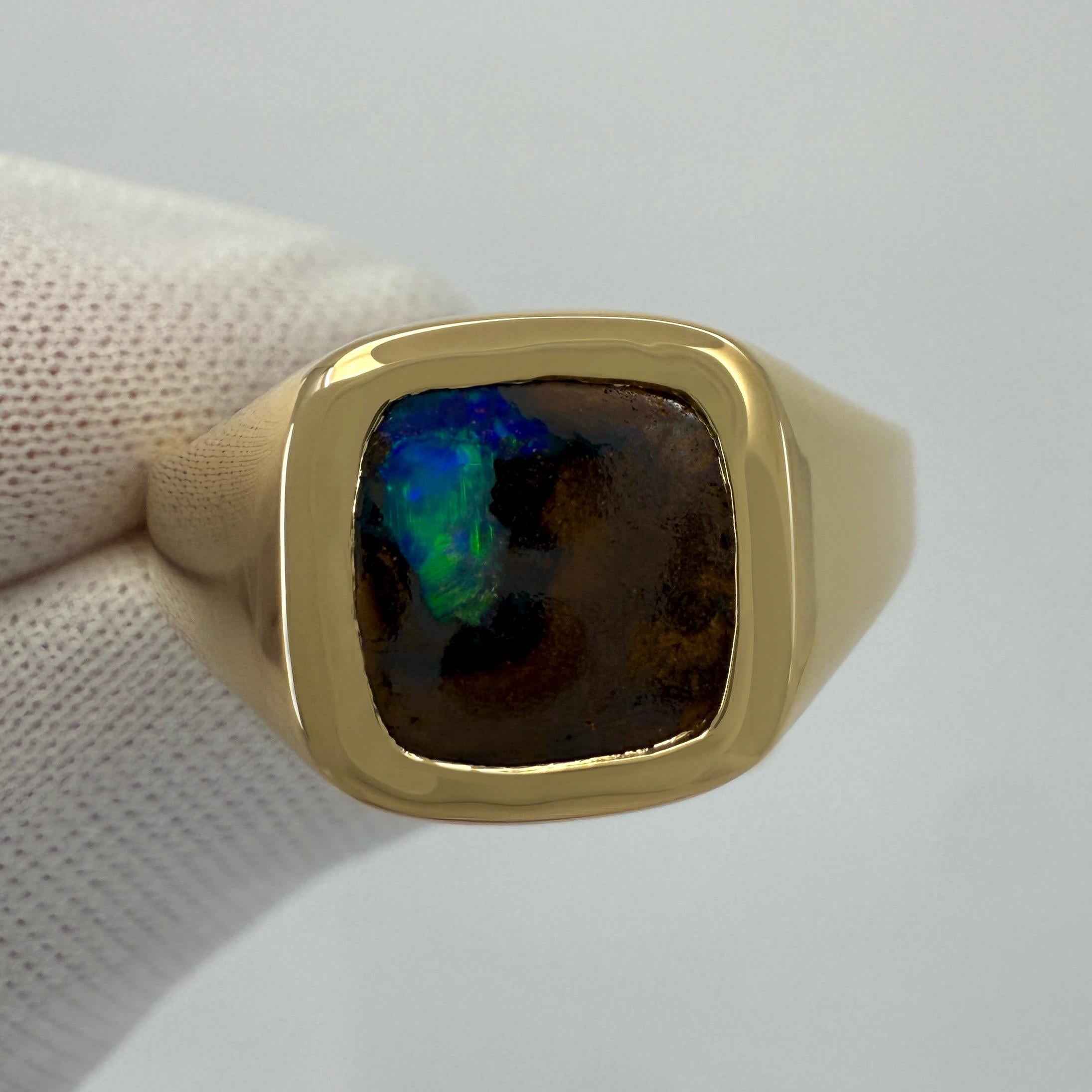 Opale australiano naturale Matrix in oro giallo 18 carati con cuscino.

Un bellissimo opale massiccio a matrice naturale di 3,02 carati con una piccola striscia di colore verde, blu, giallo e viola. Cabochon tagliato a forma di cuscino. 

Questo