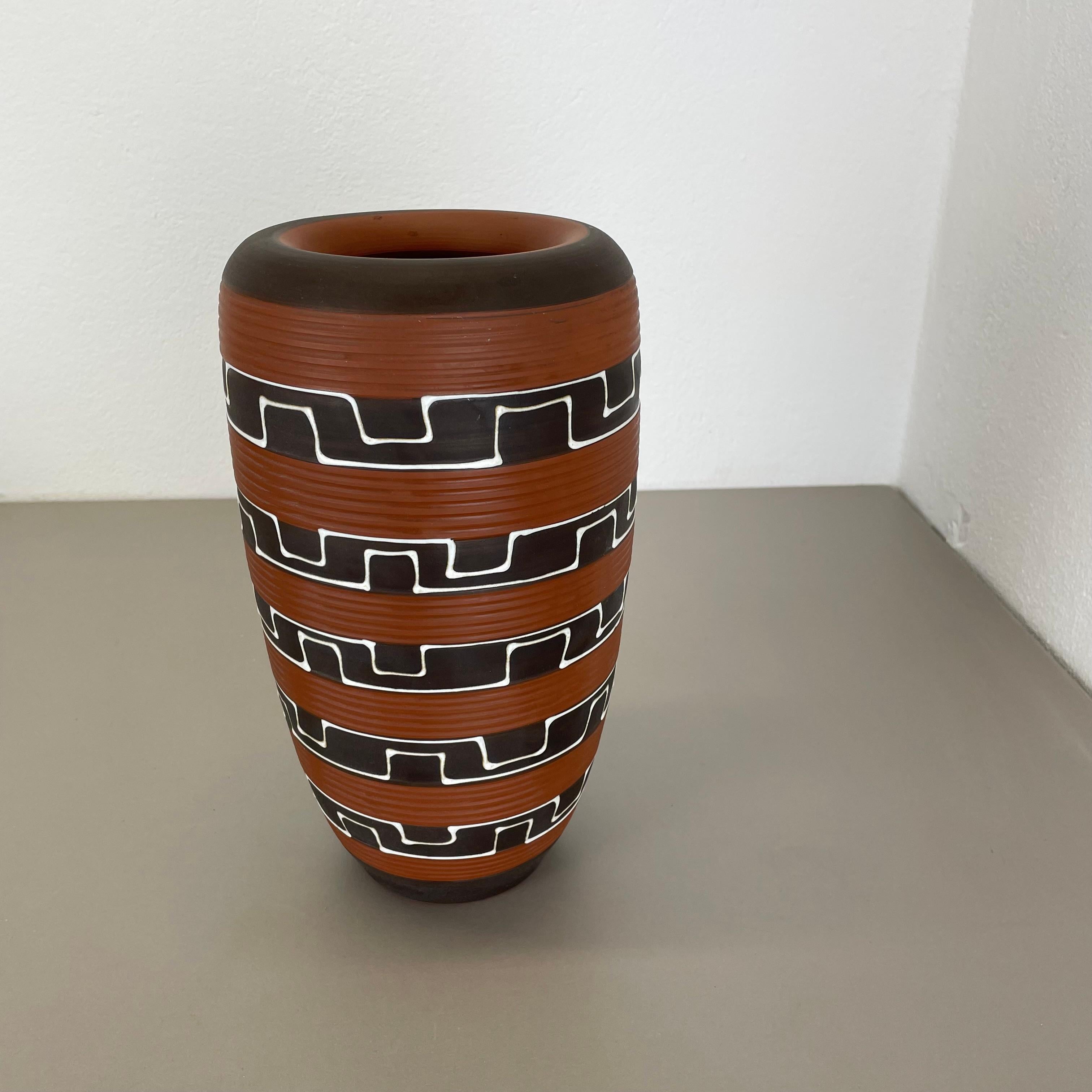 Mid-Century Modern Rare Vases de 30cm en céramique Zig Zag Fat Lava par ILKRA Ceramics, Allemagne années 1950 en vente