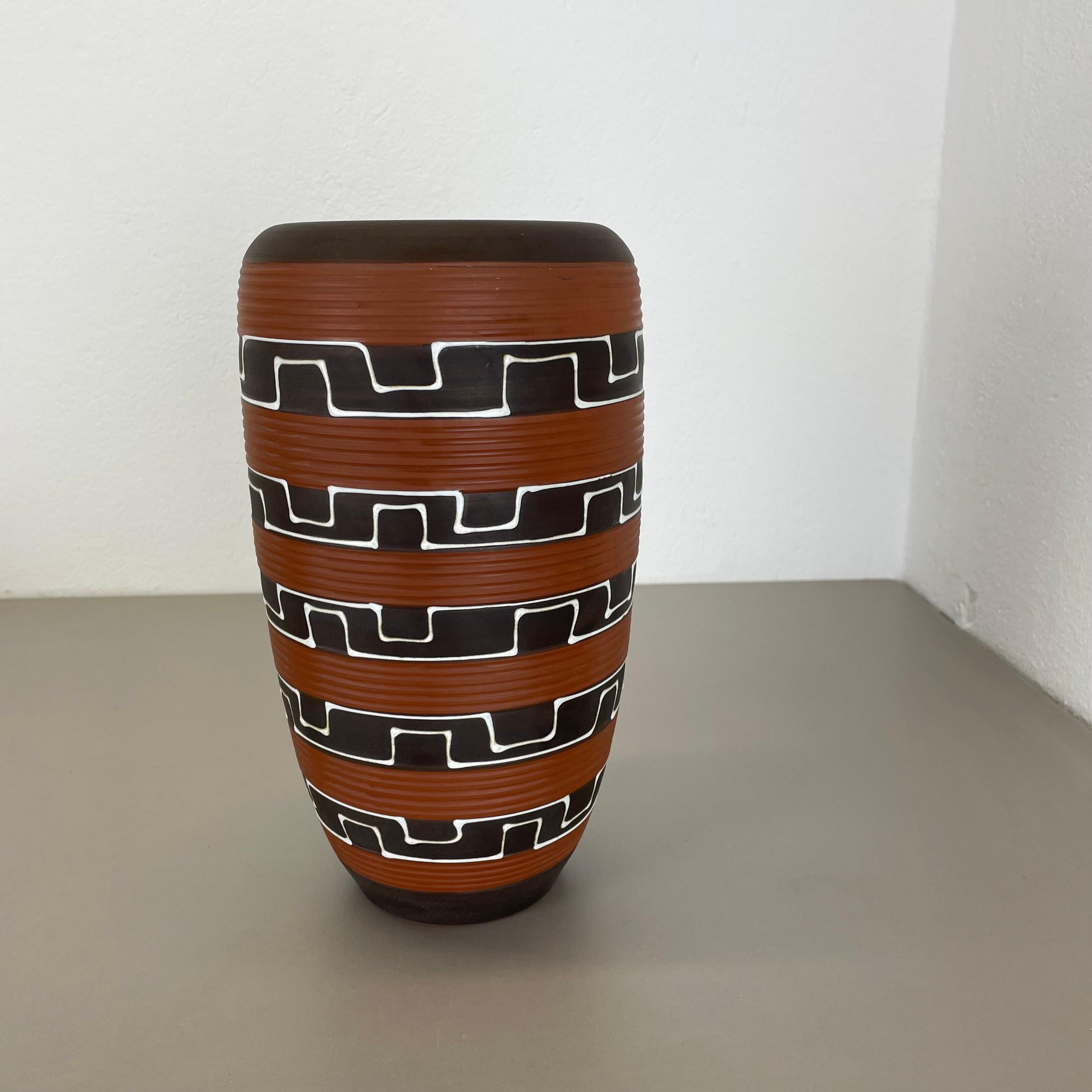 Allemand Rare Vases de 30cm en céramique Zig Zag Fat Lava par ILKRA Ceramics, Allemagne années 1950 en vente