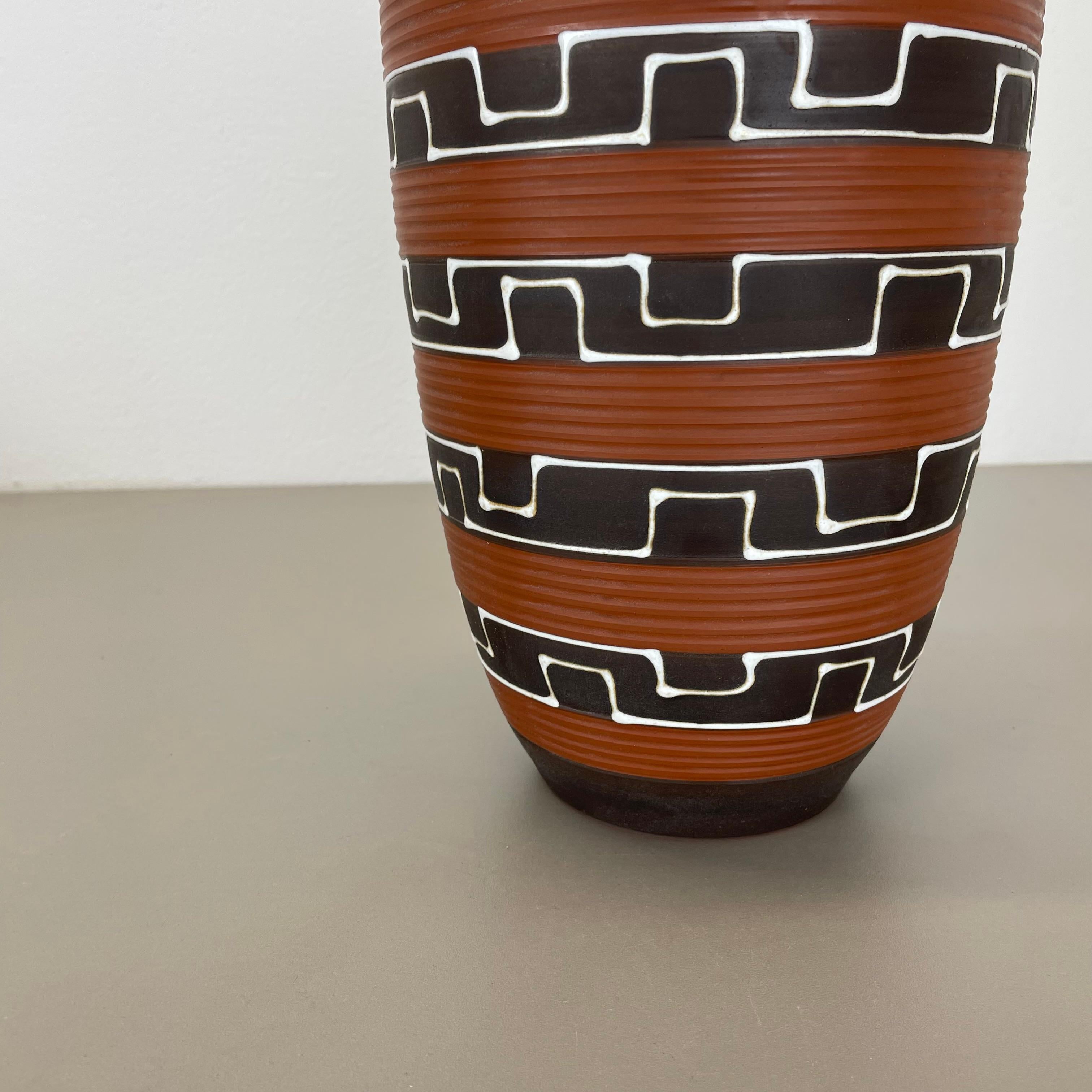Rare Vases de 30cm en céramique Zig Zag Fat Lava par ILKRA Ceramics, Allemagne années 1950 Bon état - En vente à Kirchlengern, DE