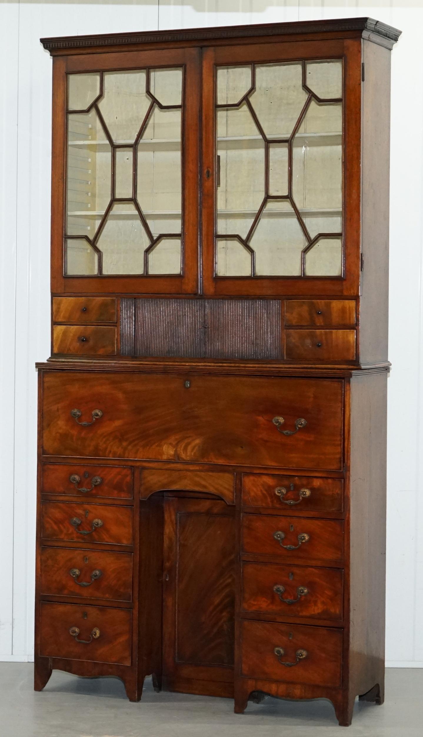 Rare 33 Drawer circa 1780 George III Mahogany Secretaire Bookcase Desk Bureau (Englisch)