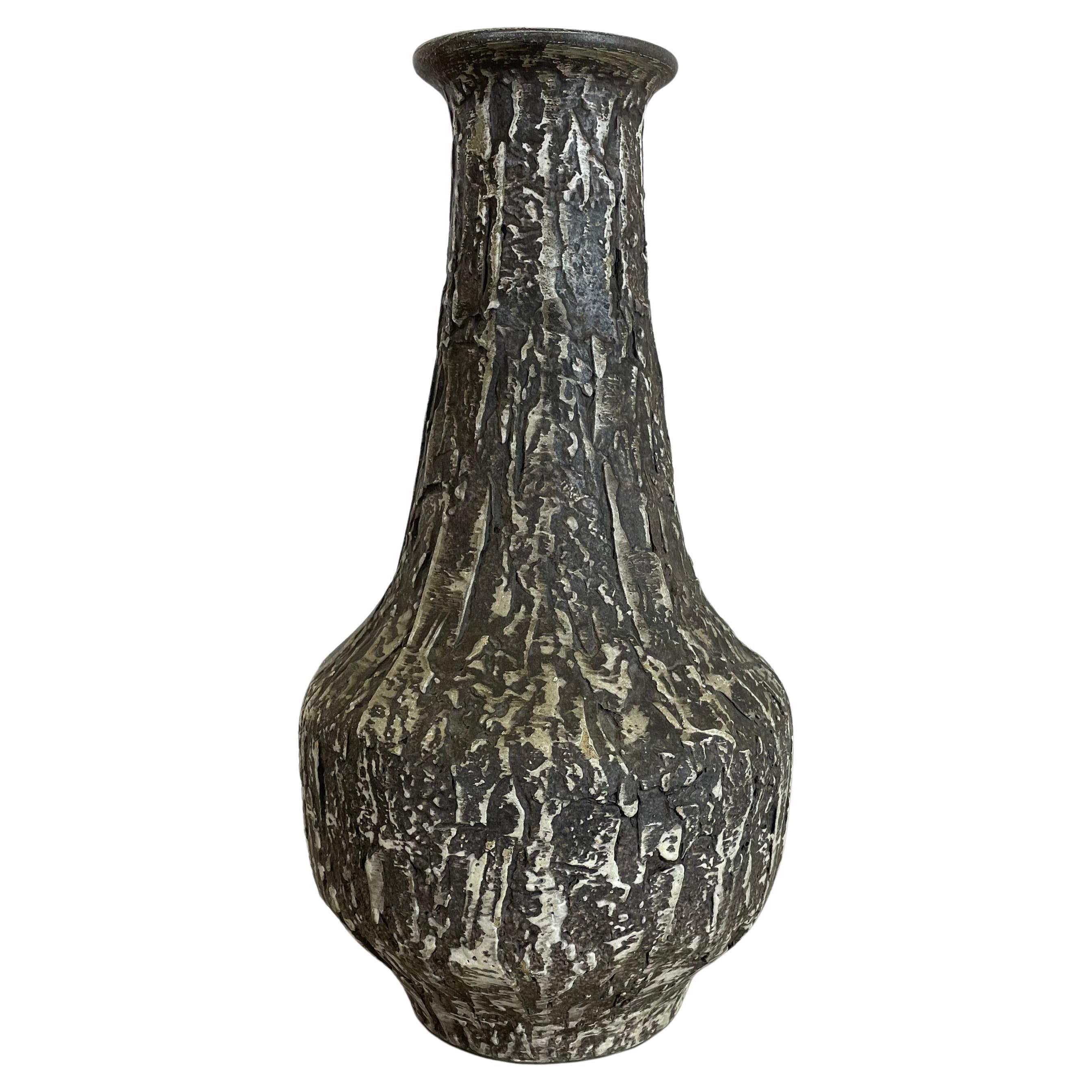 Rare vase gris brutaliste en céramique de lave grasse de 35 cm par ILKRA Ceramics, Allemagne, années 1970