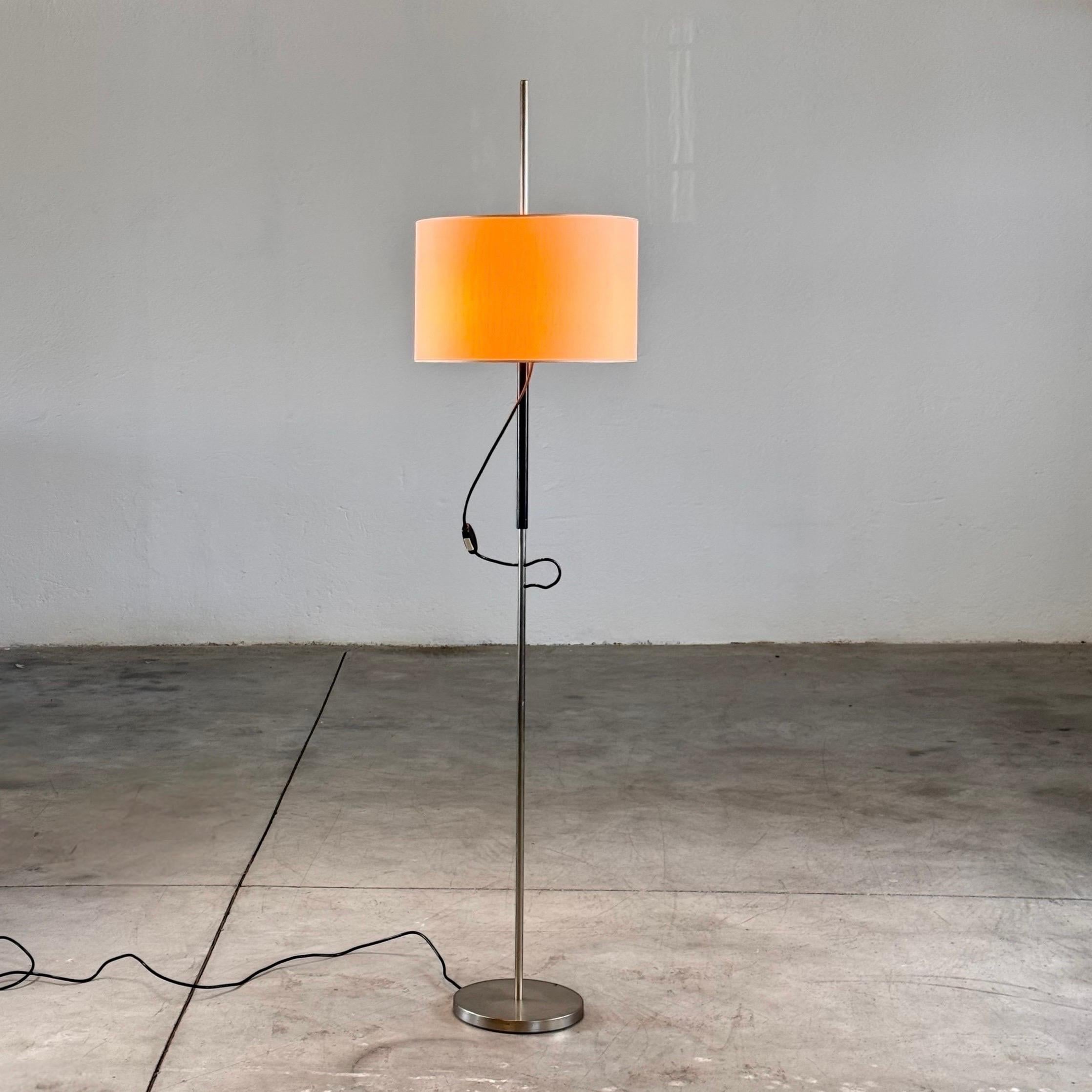 A highly technical and avant-garde design for its time, this floor lamp by Giuseppe Ostuni & Renato Forti for Oluce (Italy, circa 1960) was a true pioneer in lighting design, inspiring many later creations.

Characterized by its precision