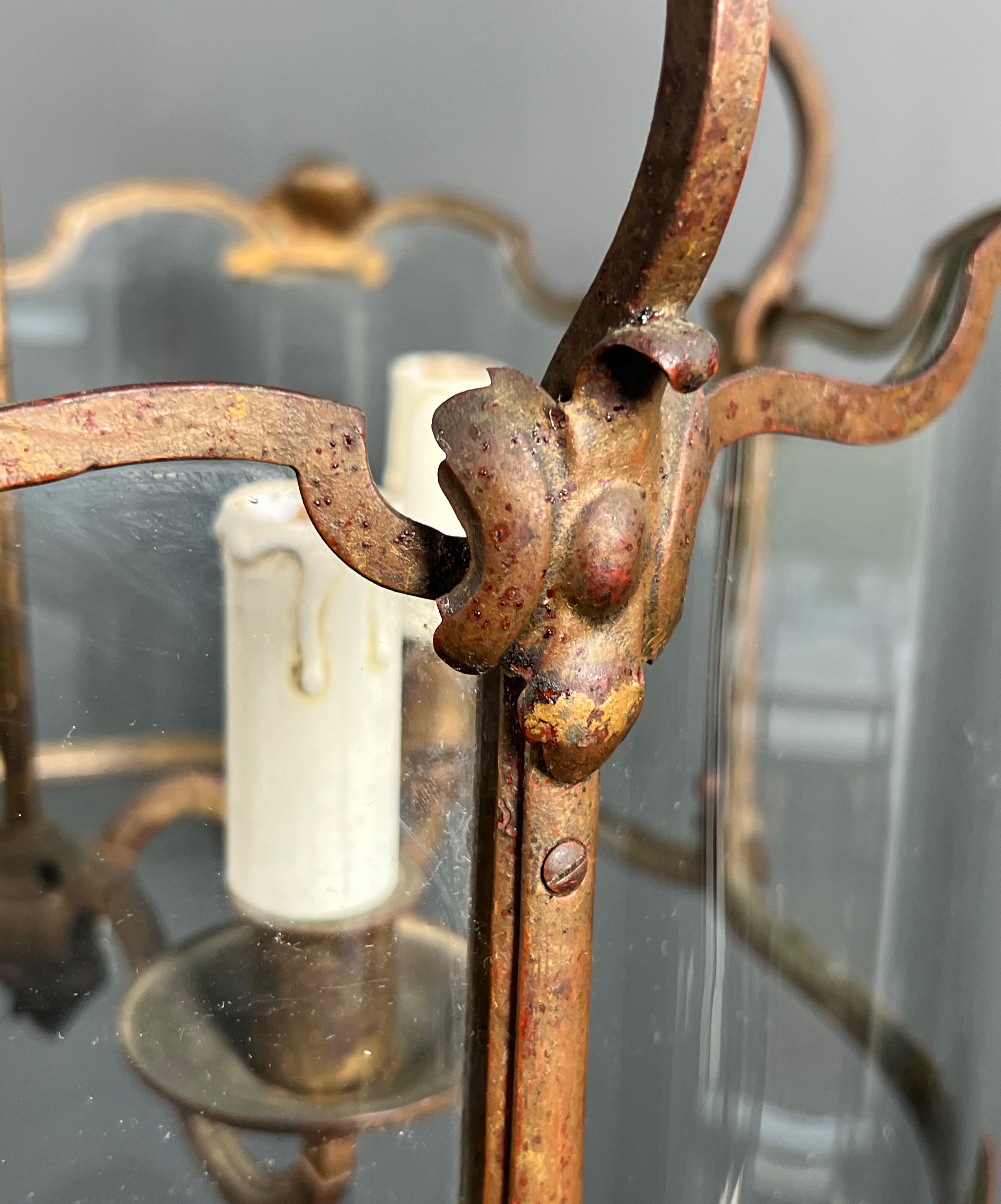 Rare lanterne à 4 lumières en fer forgé battu doré avec verres incurvés. Travail français. en vente 2