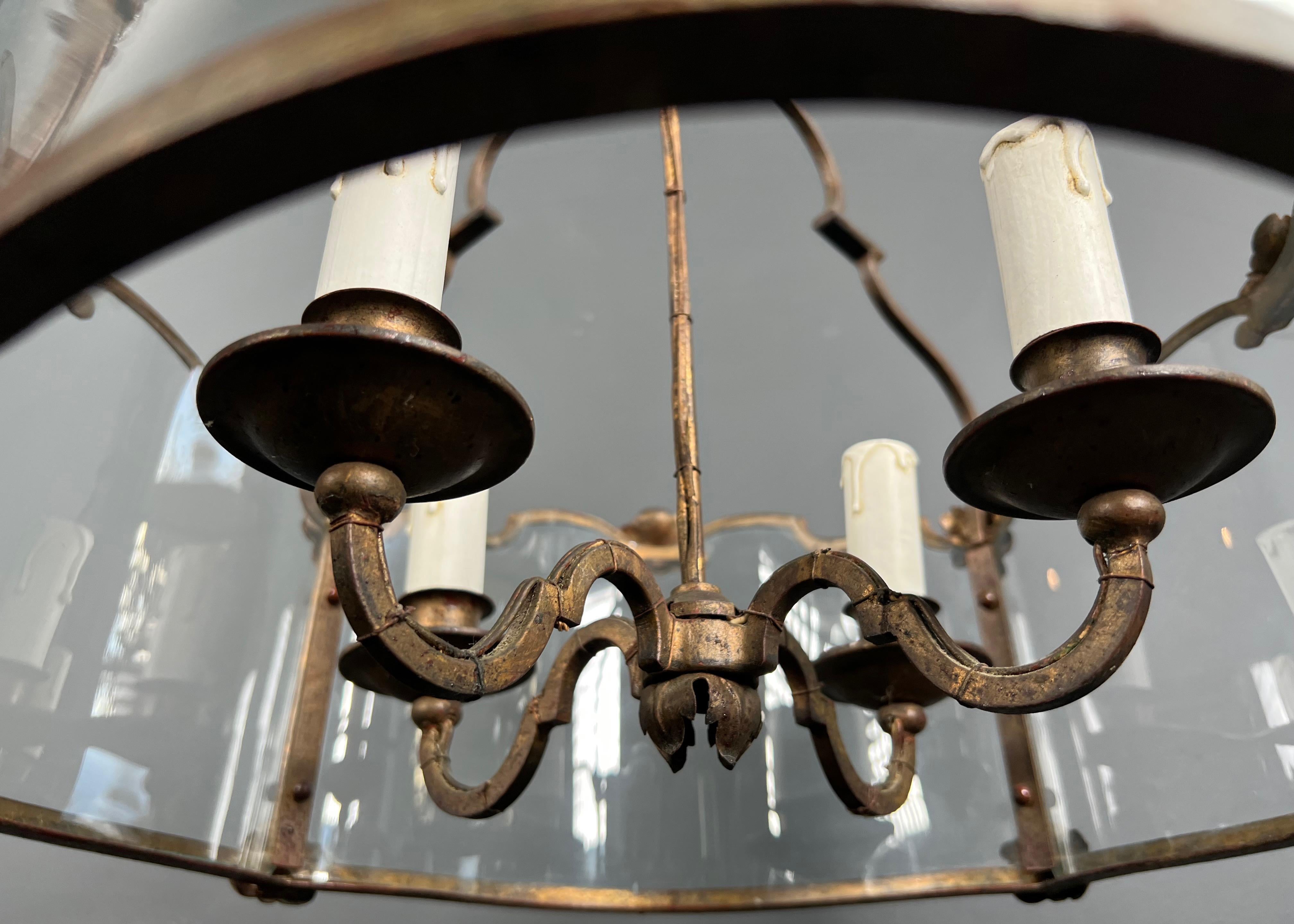 Rare lanterne à 4 lumières en fer forgé battu doré avec verres incurvés. Travail français. en vente 3