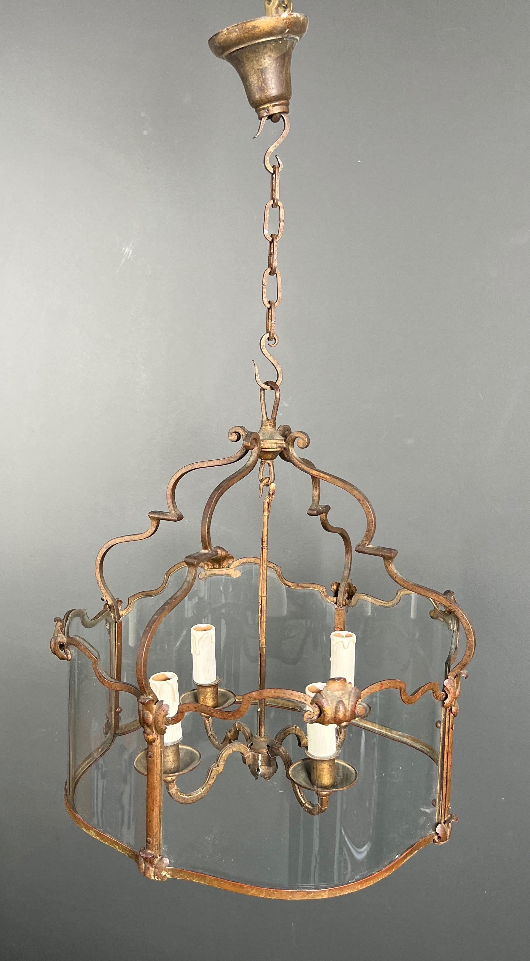 Rare lanterne à 4 lumières en fer forgé battu doré avec verres incurvés. Travail français. en vente 4