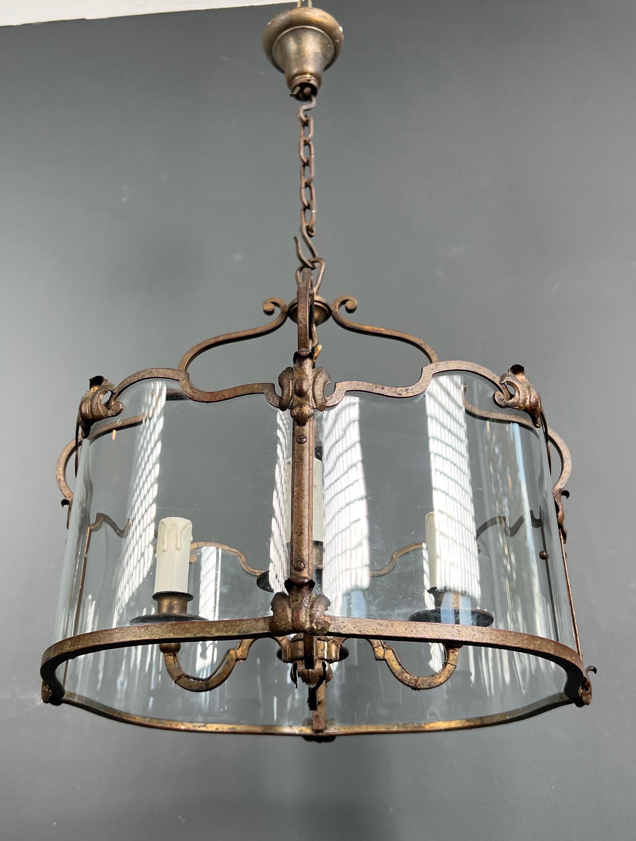 Rare lanterne à 4 lumières en fer forgé battu doré avec verres incurvés. Travail français. en vente 5