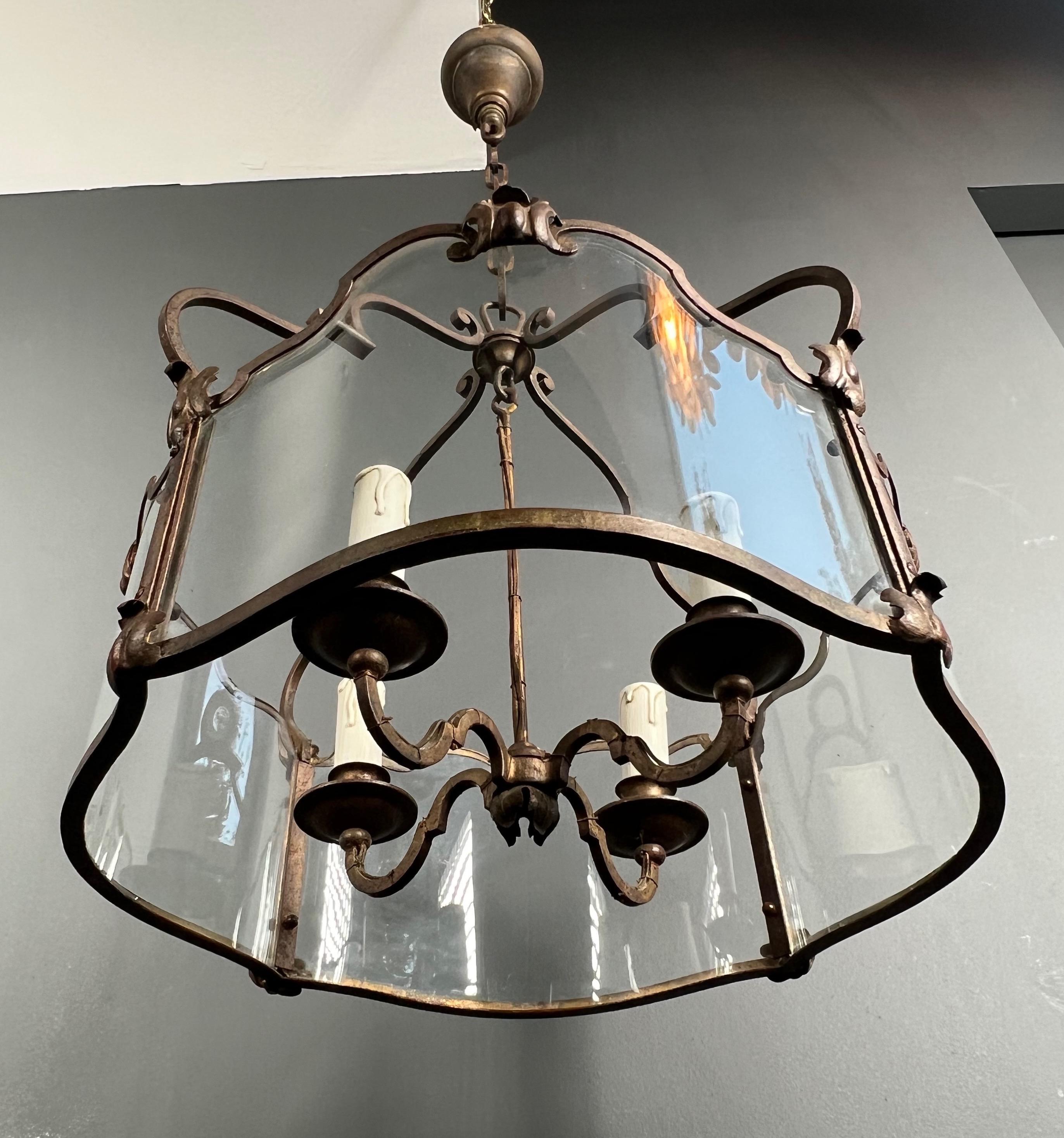 Rare lanterne à 4 lumières en fer forgé battu doré avec verres incurvés. Travail français. en vente 6