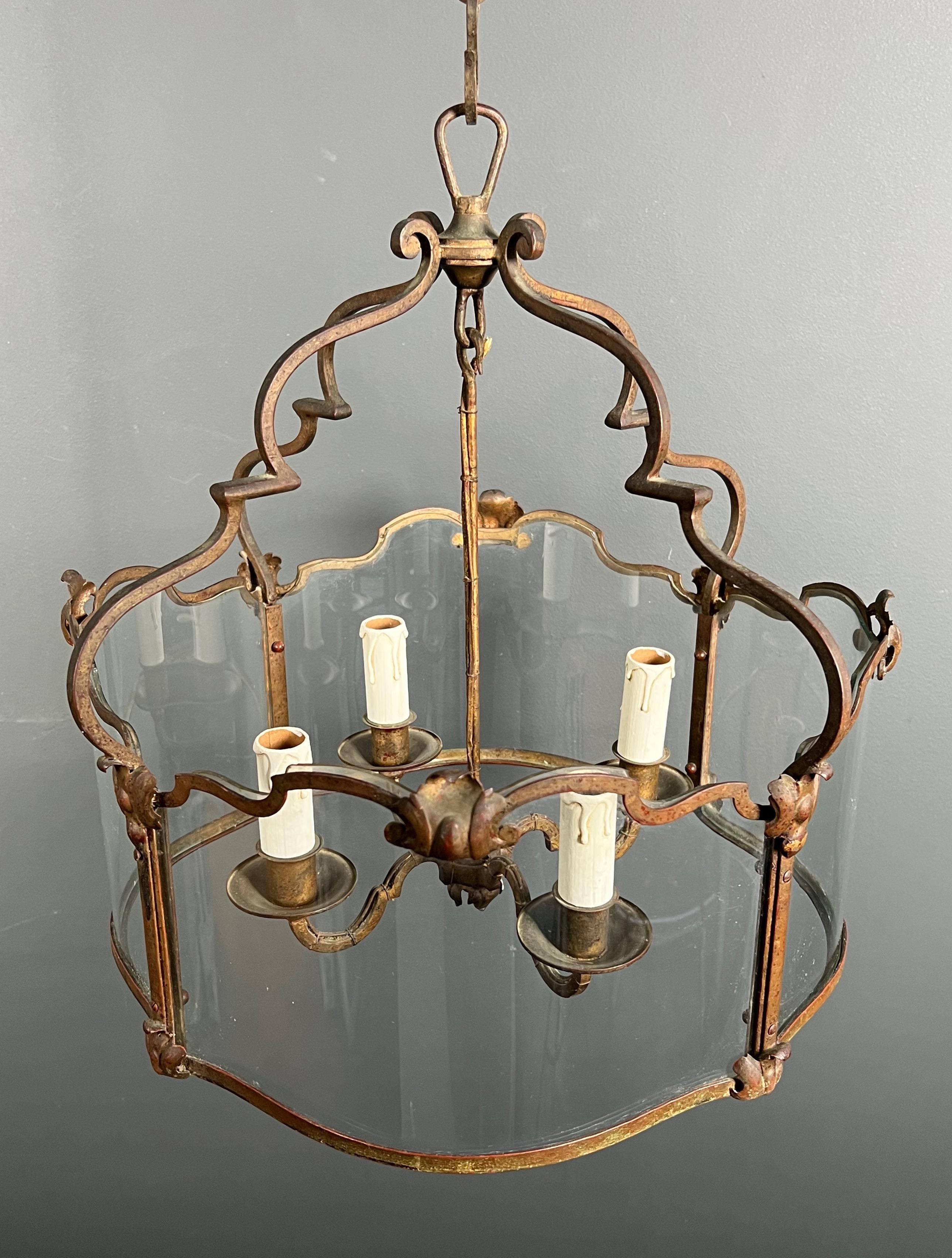 Rare lanterne à 4 lumières en fer forgé battu doré avec verres incurvés. Travail français. en vente 7