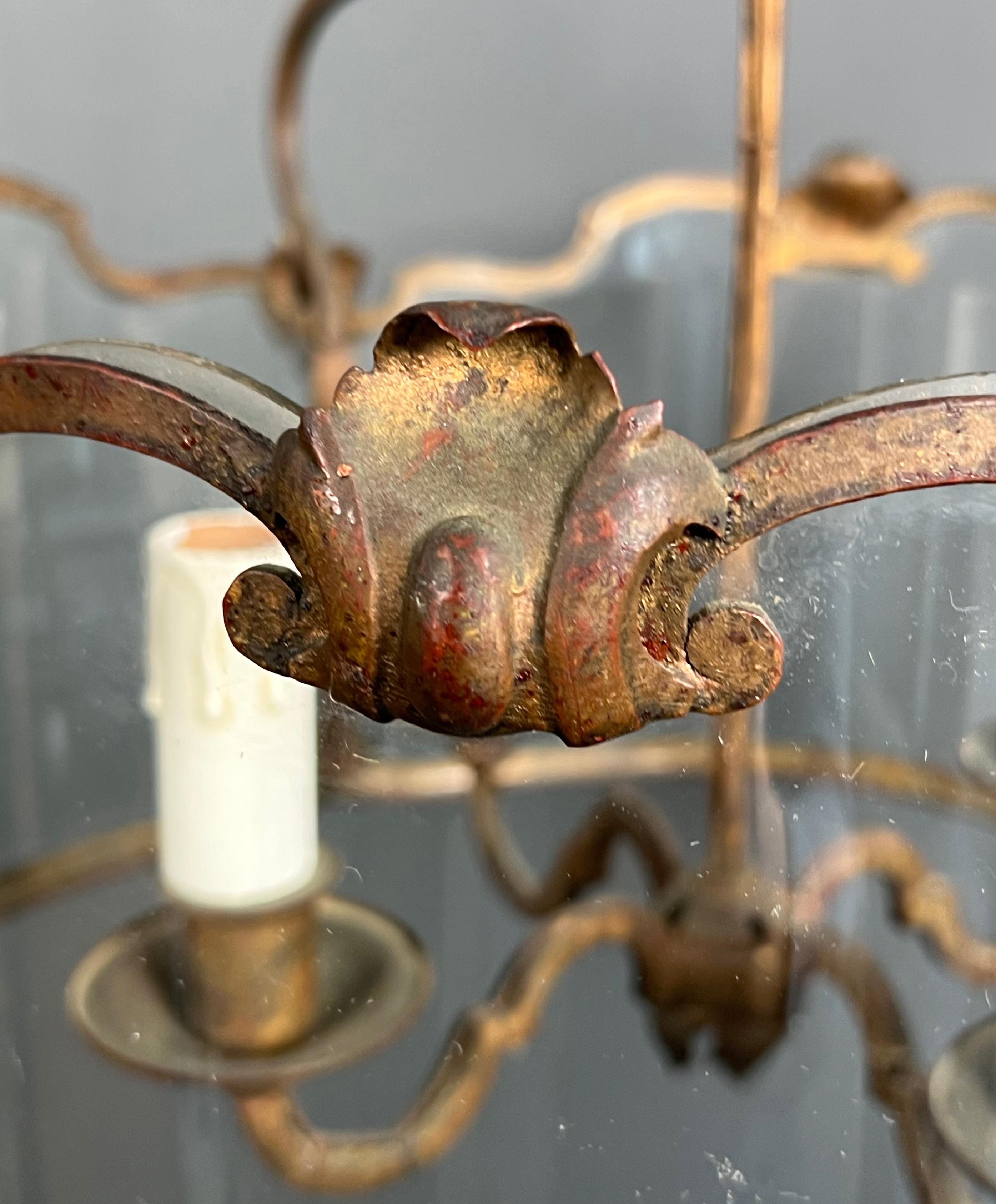 Rare lanterne à 4 lumières en fer forgé battu doré avec verres incurvés. Travail français. en vente 9