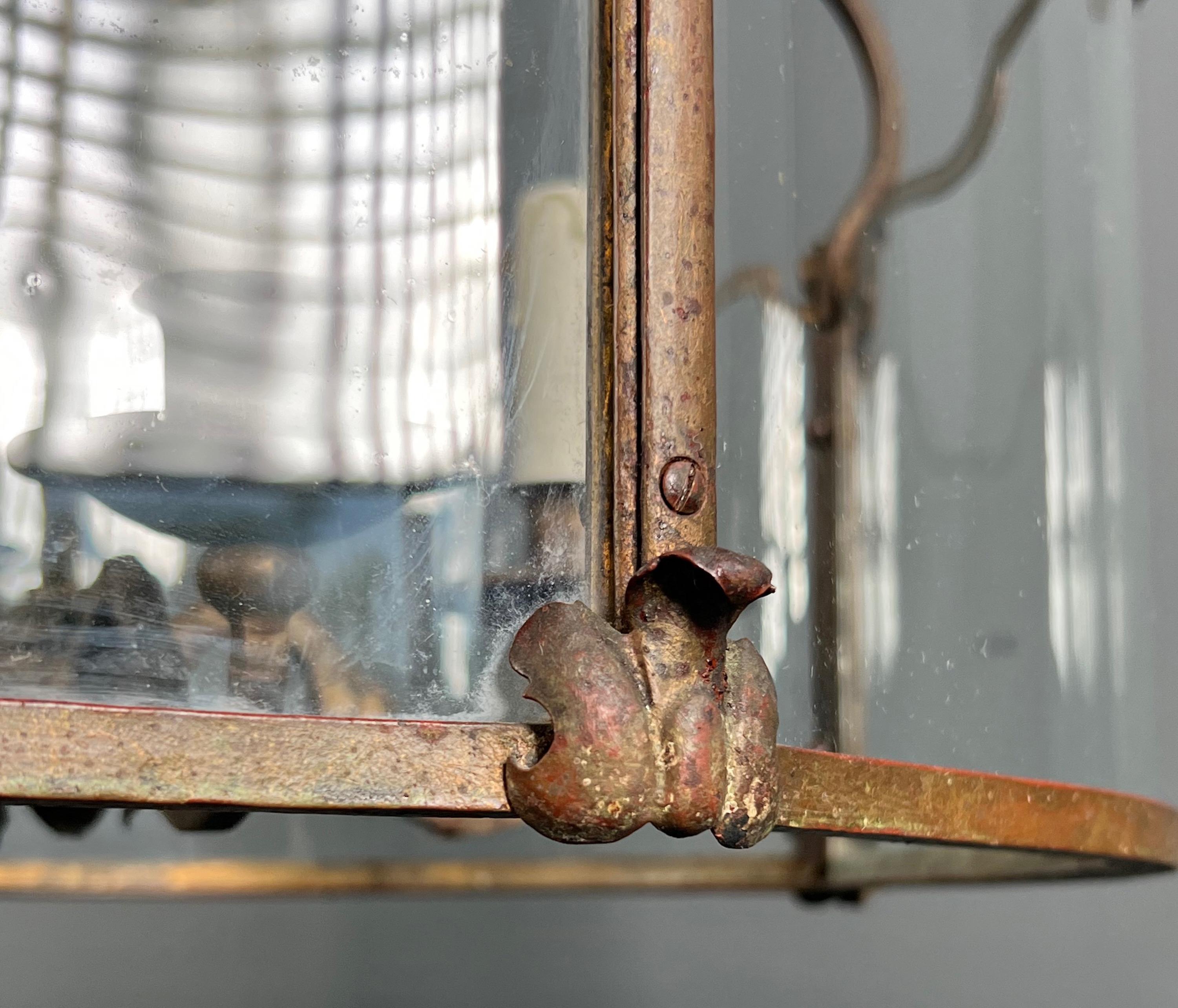 Rare lanterne à 4 lumières en fer forgé battu doré avec verres incurvés. Travail français. en vente 10