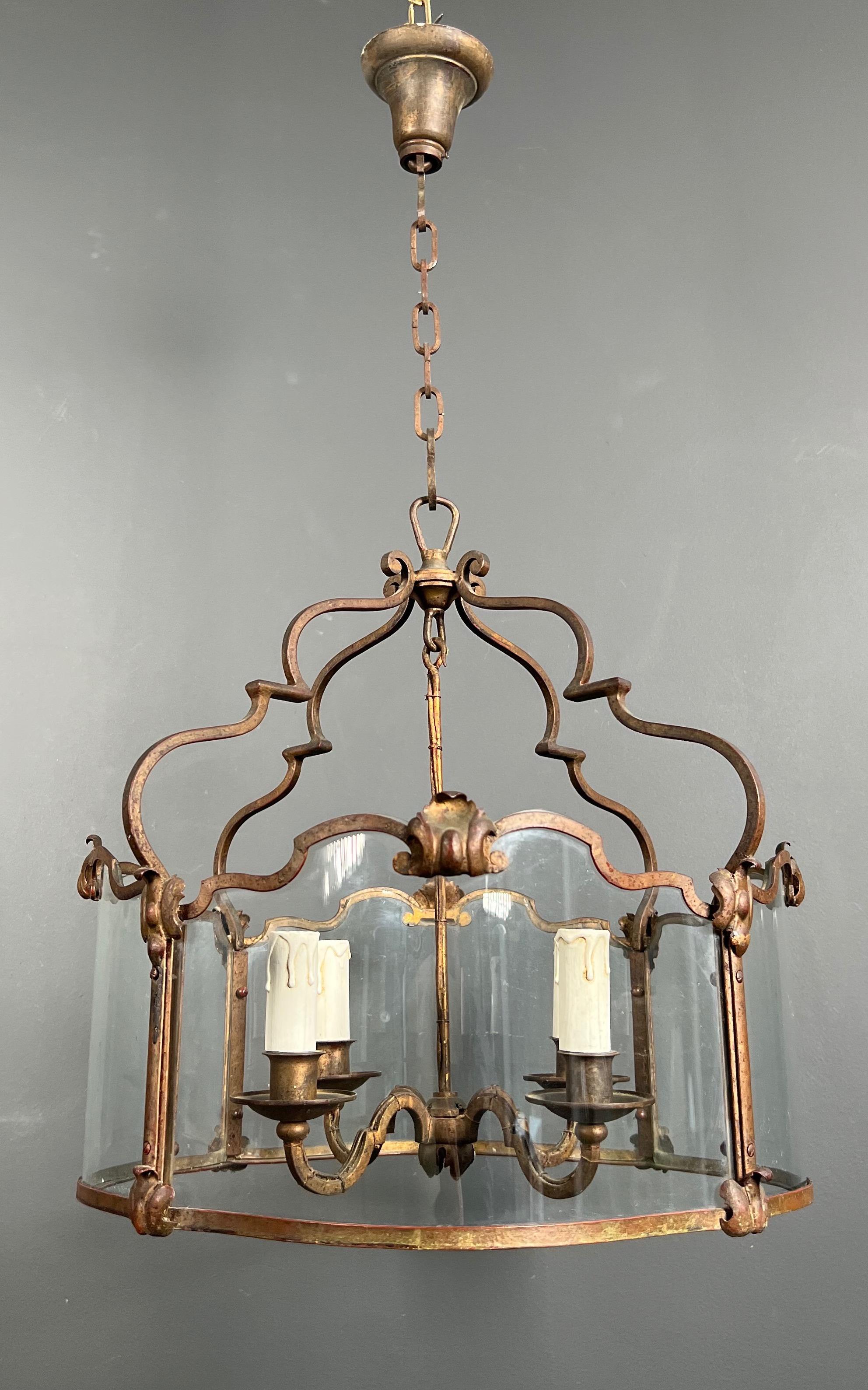 Rare lanterne à 4 lumières en fer forgé battu doré avec verres incurvés. Travail français. en vente 11