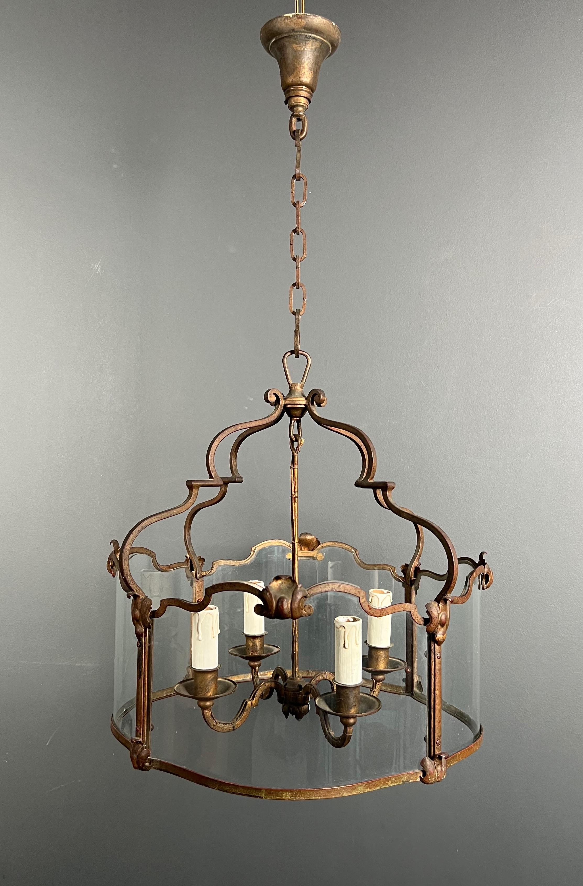 Rare lanterne à 4 lumières en fer forgé battu doré avec verres incurvés. Travail français. en vente 12
