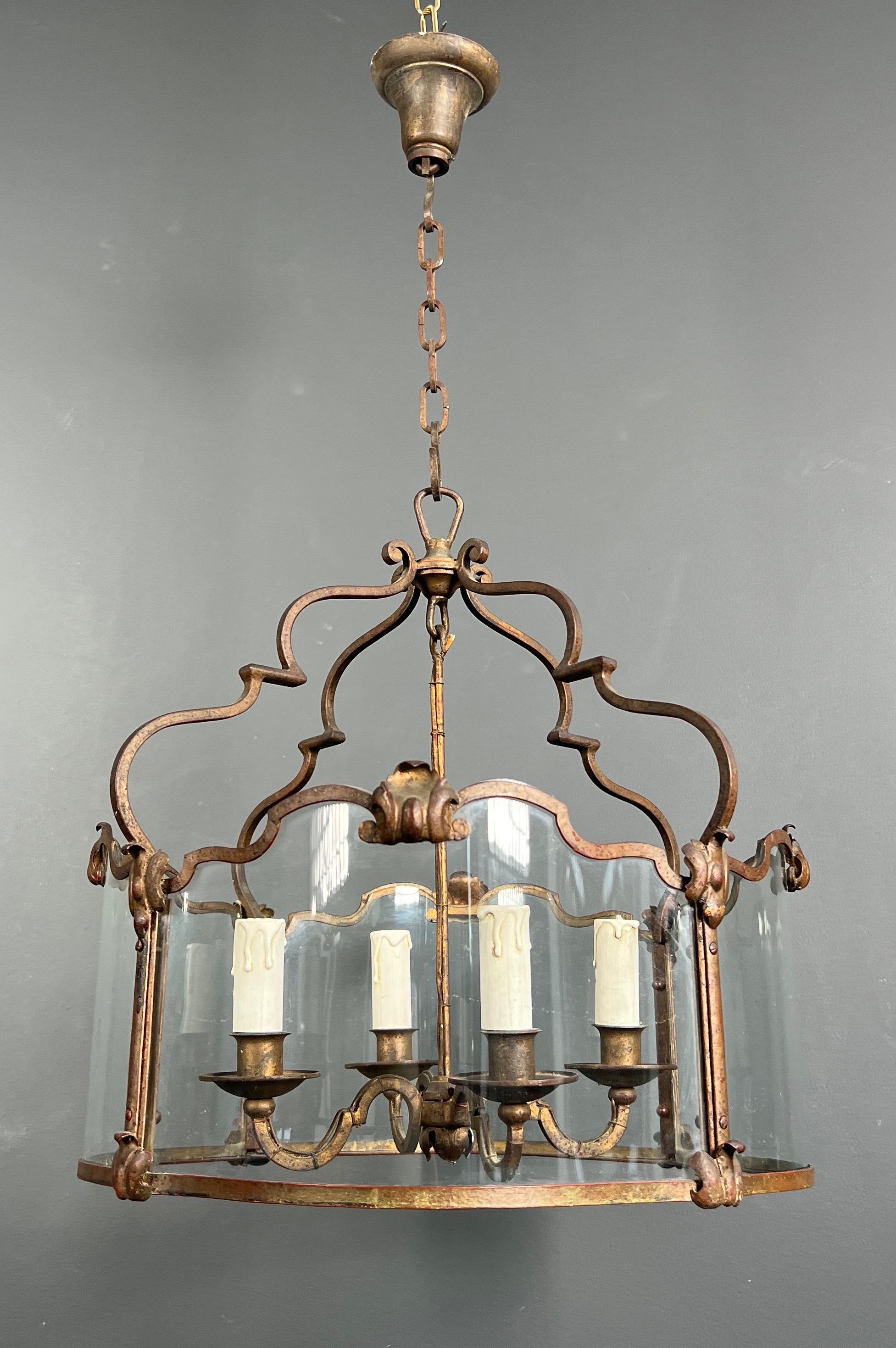 Louis XV Rare lanterne à 4 lumières en fer forgé battu doré avec verres incurvés. Travail français. en vente