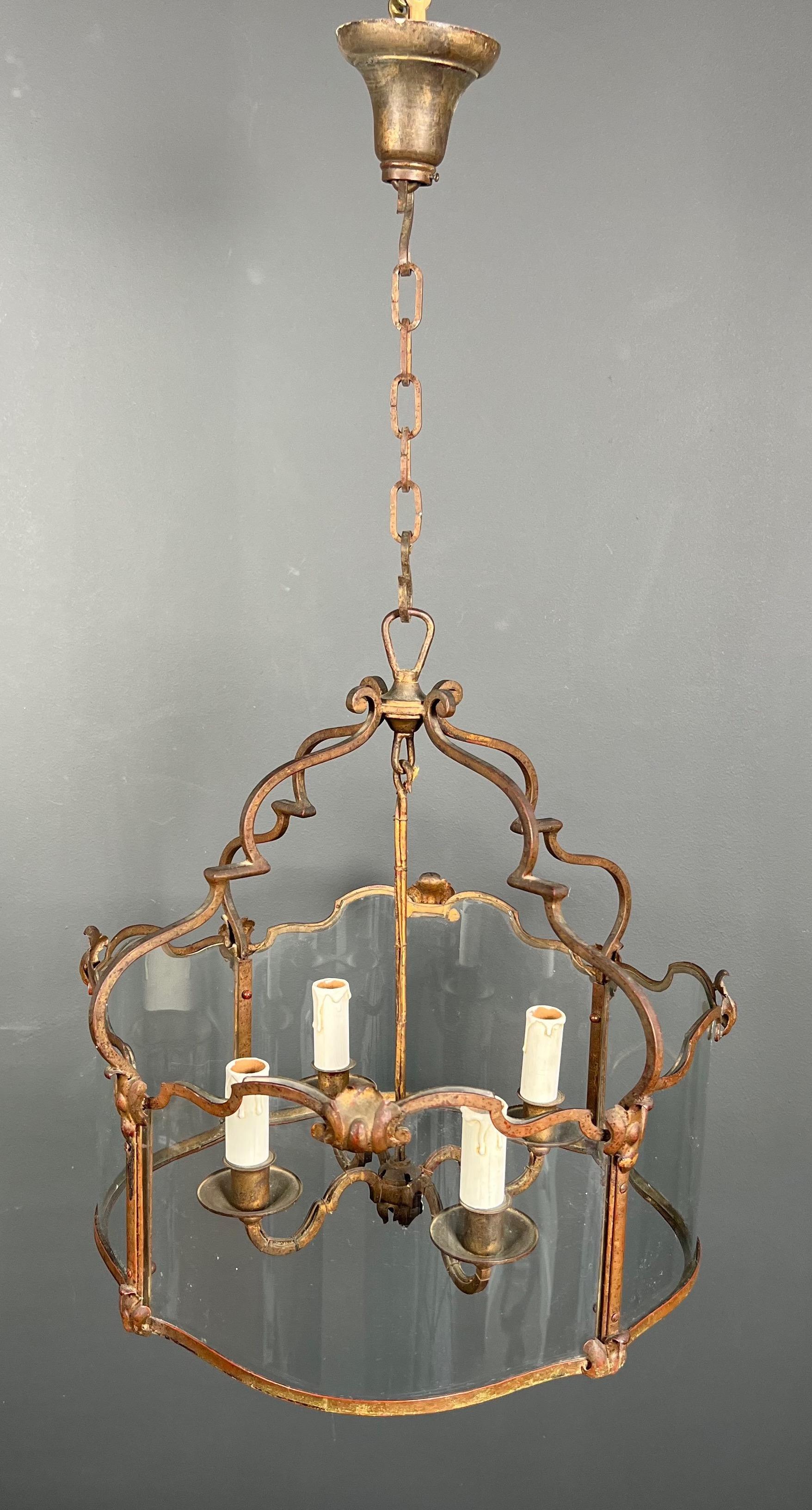 Français Rare lanterne à 4 lumières en fer forgé battu doré avec verres incurvés. Travail français. en vente
