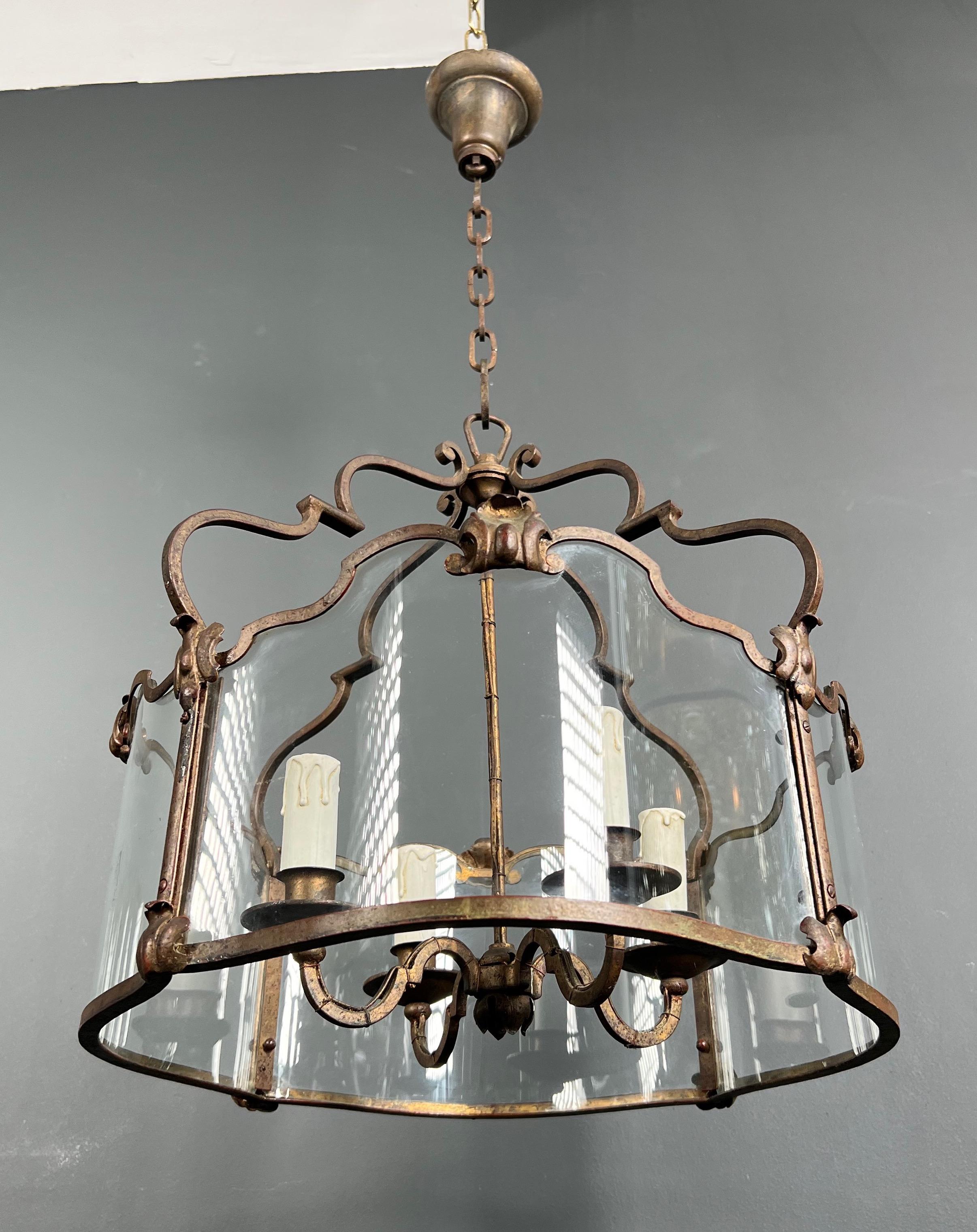 Doré Rare lanterne à 4 lumières en fer forgé battu doré avec verres incurvés. Travail français. en vente