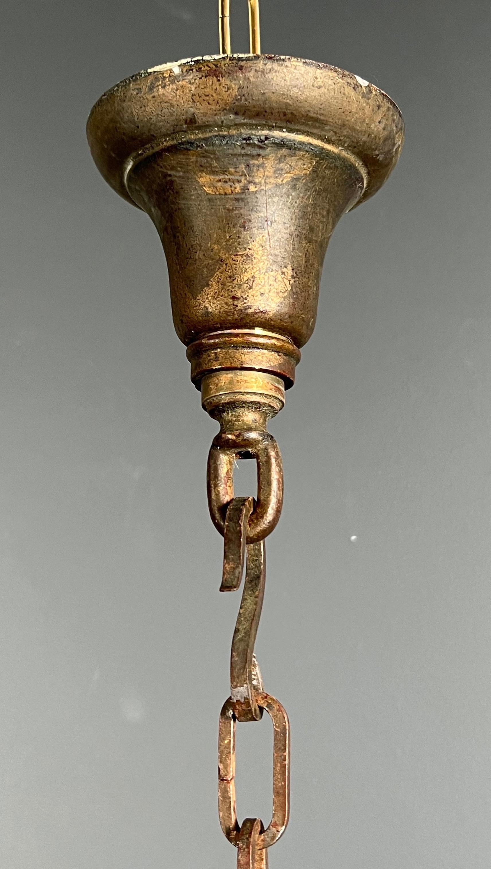 Rare lanterne à 4 lumières en fer forgé battu doré avec verres incurvés. Travail français. Bon état - En vente à Marcq-en-Barœul, Hauts-de-France