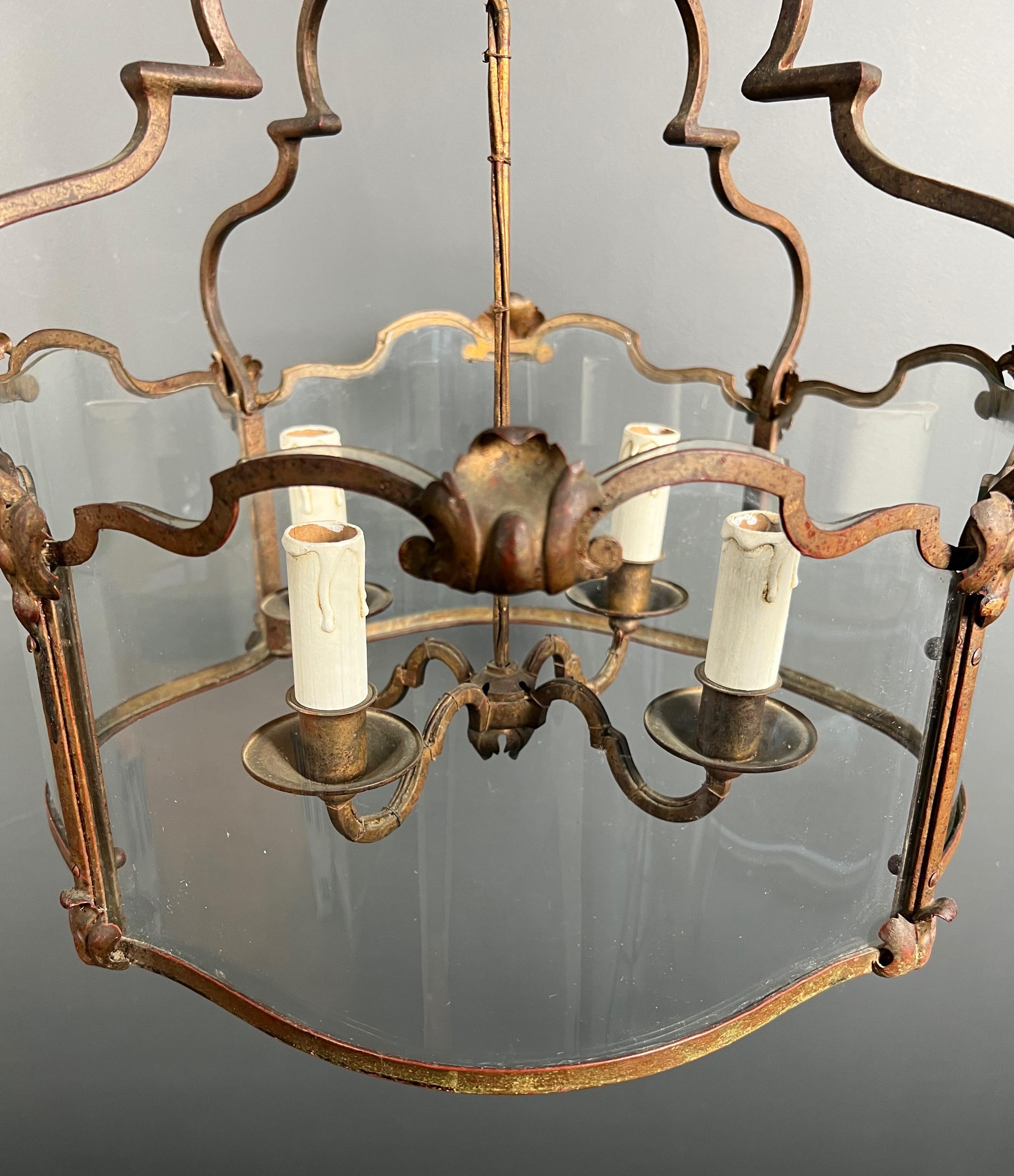 Rare lanterne à 4 lumières en fer forgé battu doré avec verres incurvés. Travail français. en vente 1