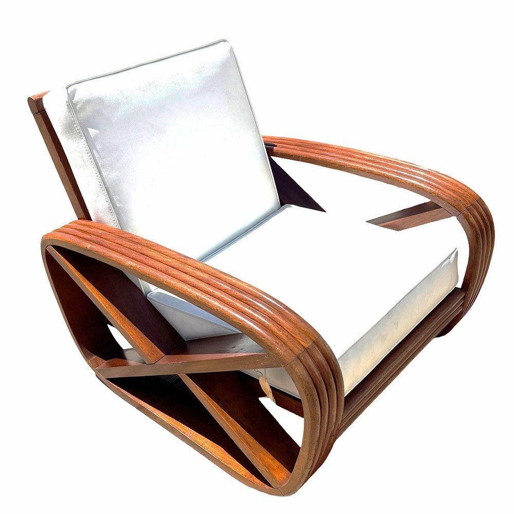 Cette paire de chaises de salon en faux rotin à quatre brins, sculptées à la main et datant du milieu du siècle dernier, a été magnifiquement restaurée. Chacun d'entre eux est doté de bras bretzels carrés et d'une base empilée classique. Chaque