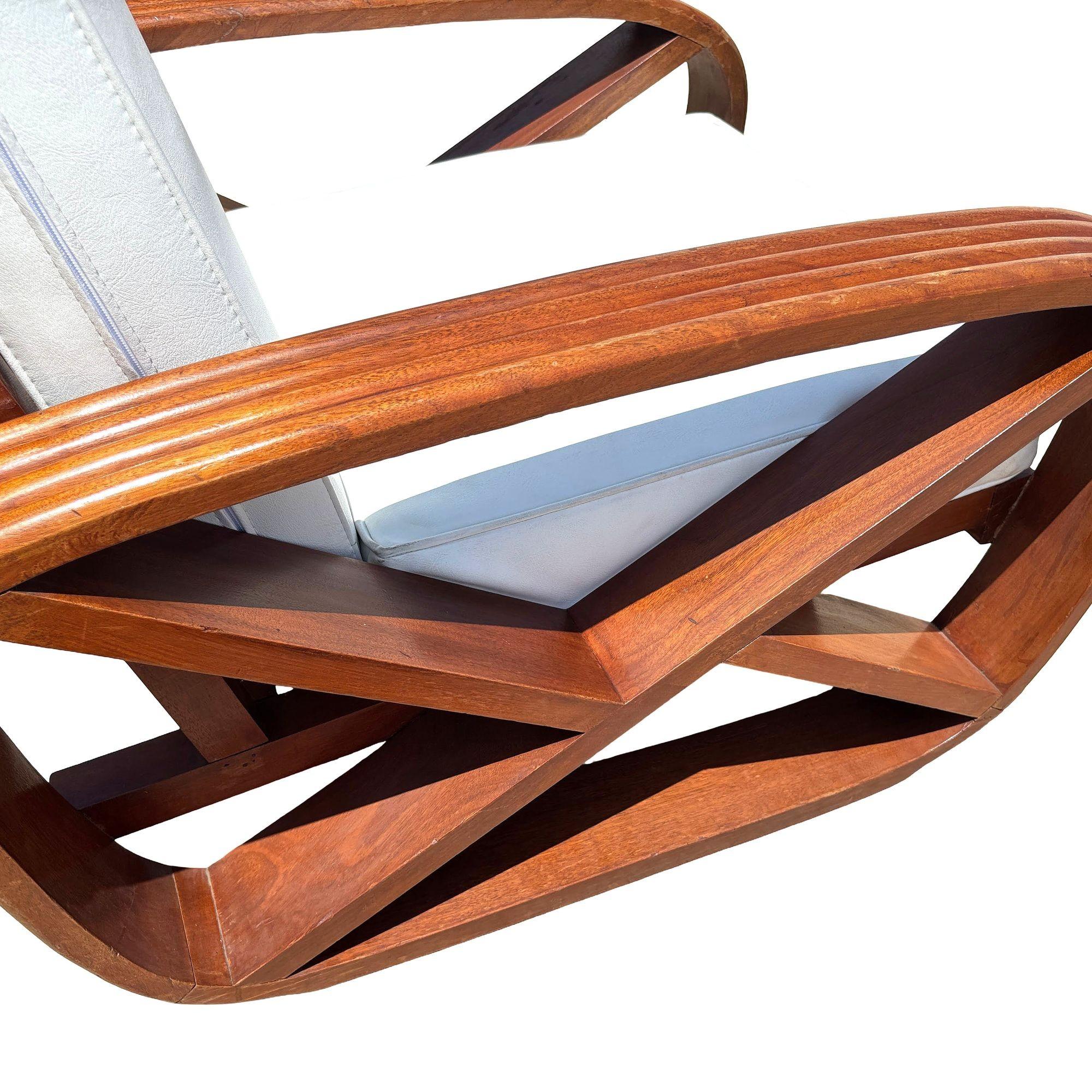 Seltene 4-Strang wie geschnitzt Mahagoni Quadrat Brezel Faux Rattan Lounge Chair, Paar (amerikanisch) im Angebot