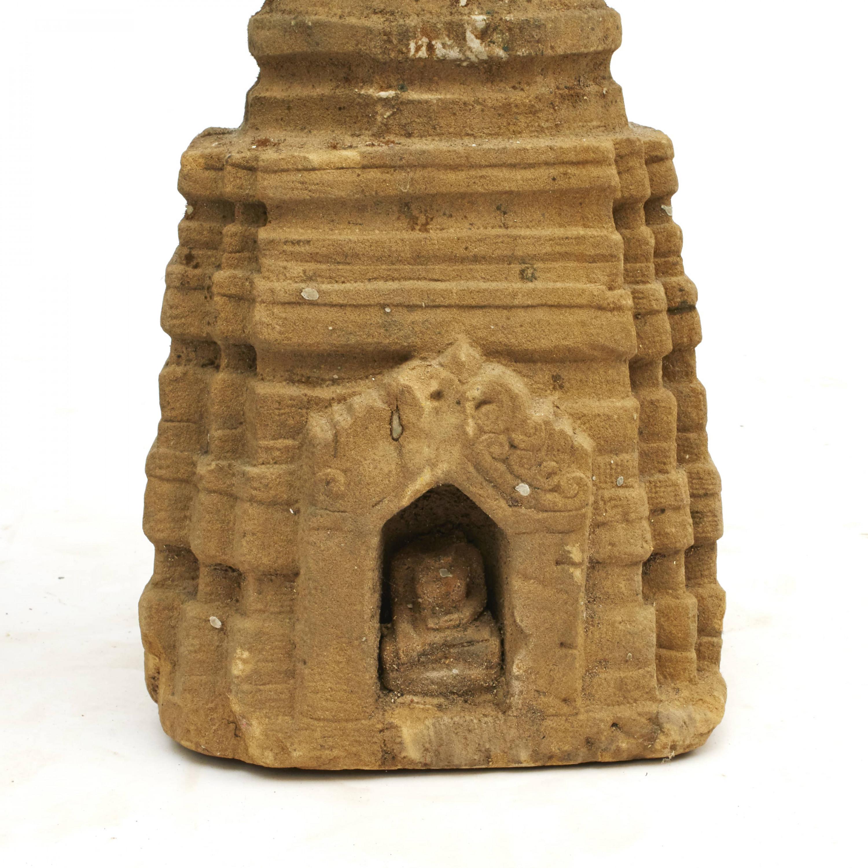 Autre Rare sculpture de pagode Stupa en grès birman ancien de 400 à 600 ans en vente