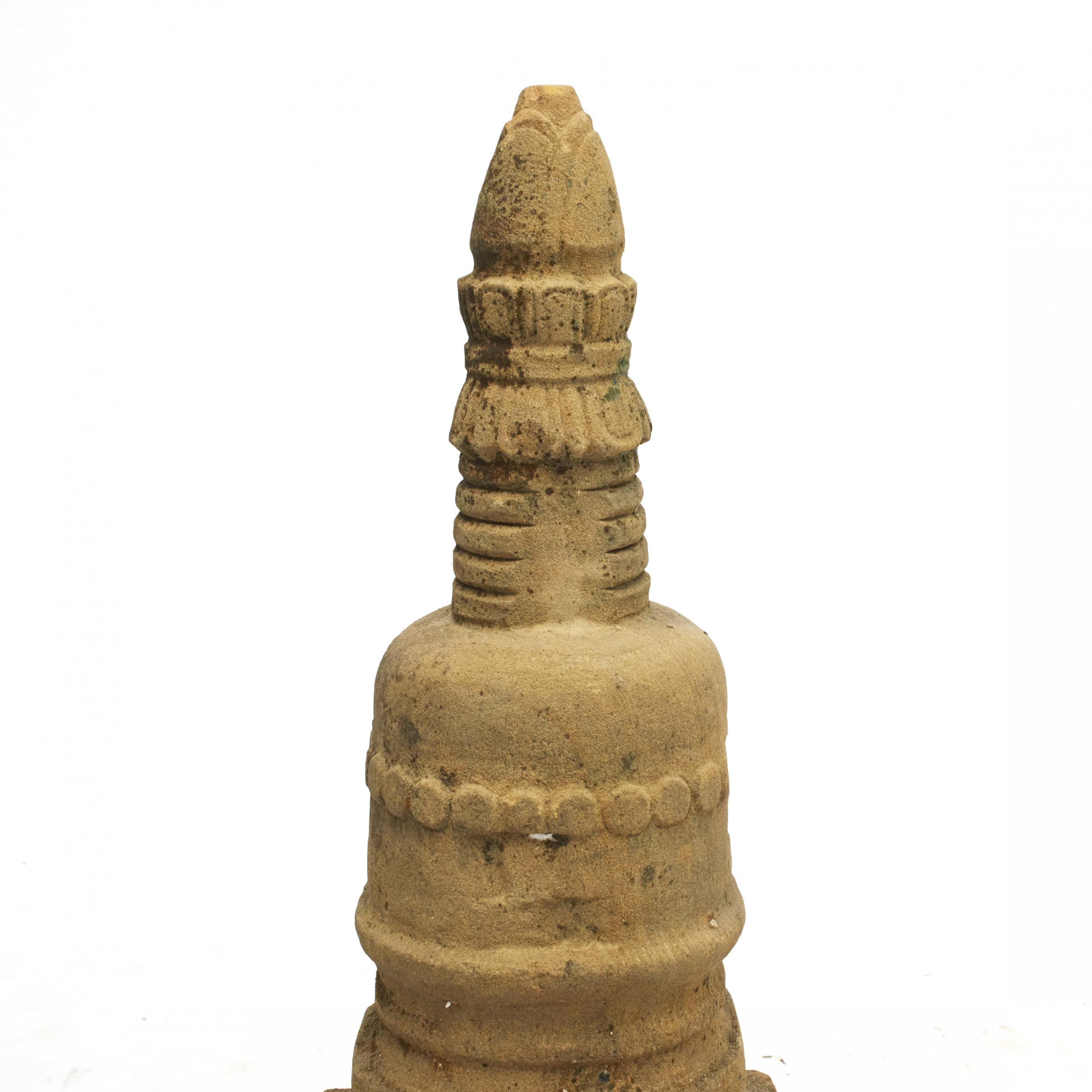 Birman Rare sculpture de pagode Stupa en grès birman ancien de 400 à 600 ans en vente