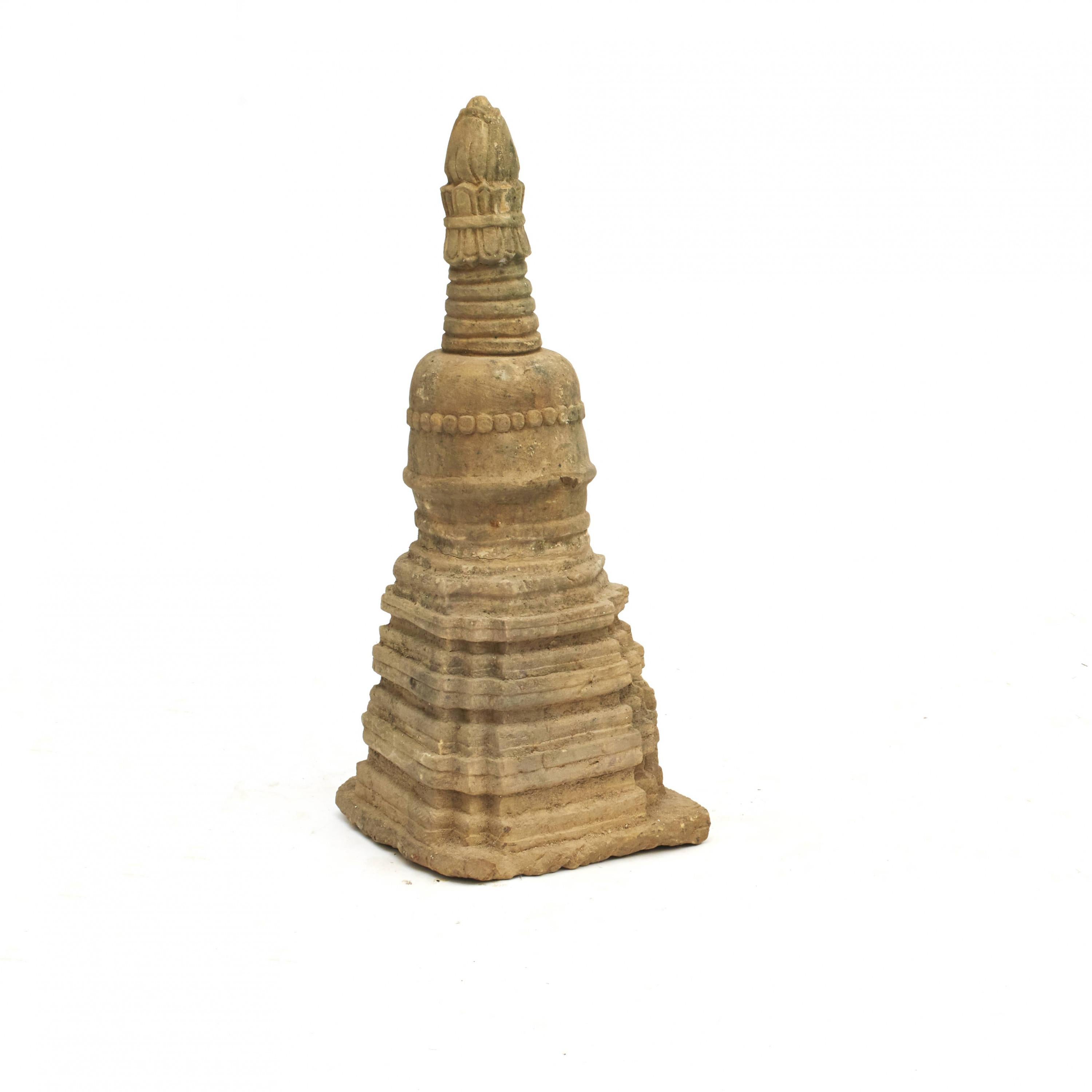 Rare sculpture de pagode Stupa en grès birman ancien de 400 à 600 ans Bon état - En vente à Kastrup, DK
