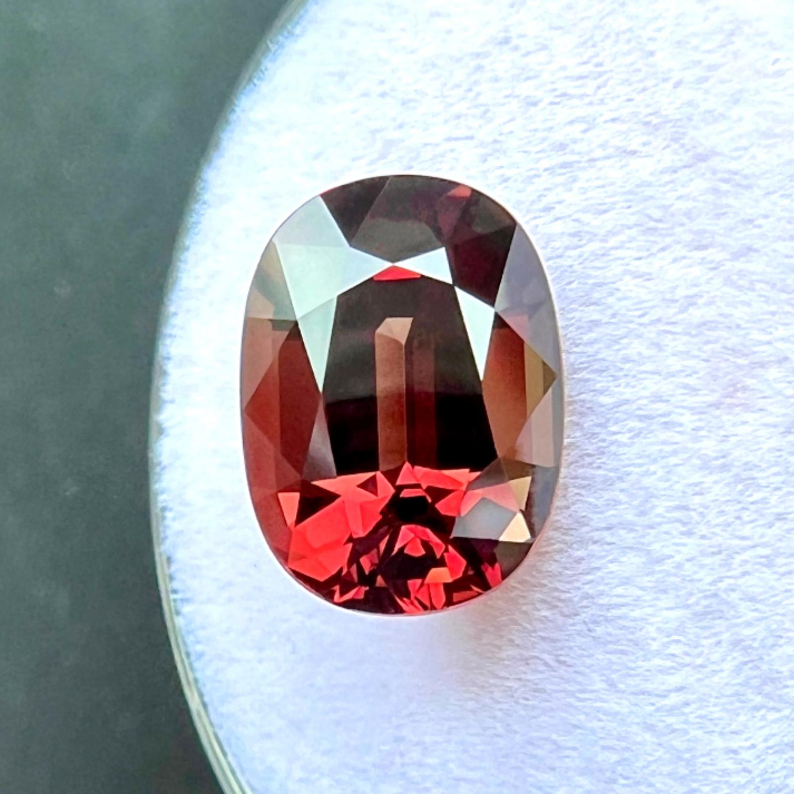 Raro granate de cambio de color certificado por la GIA de 4,10 ct Espessartina piropo oval natural en venta 1