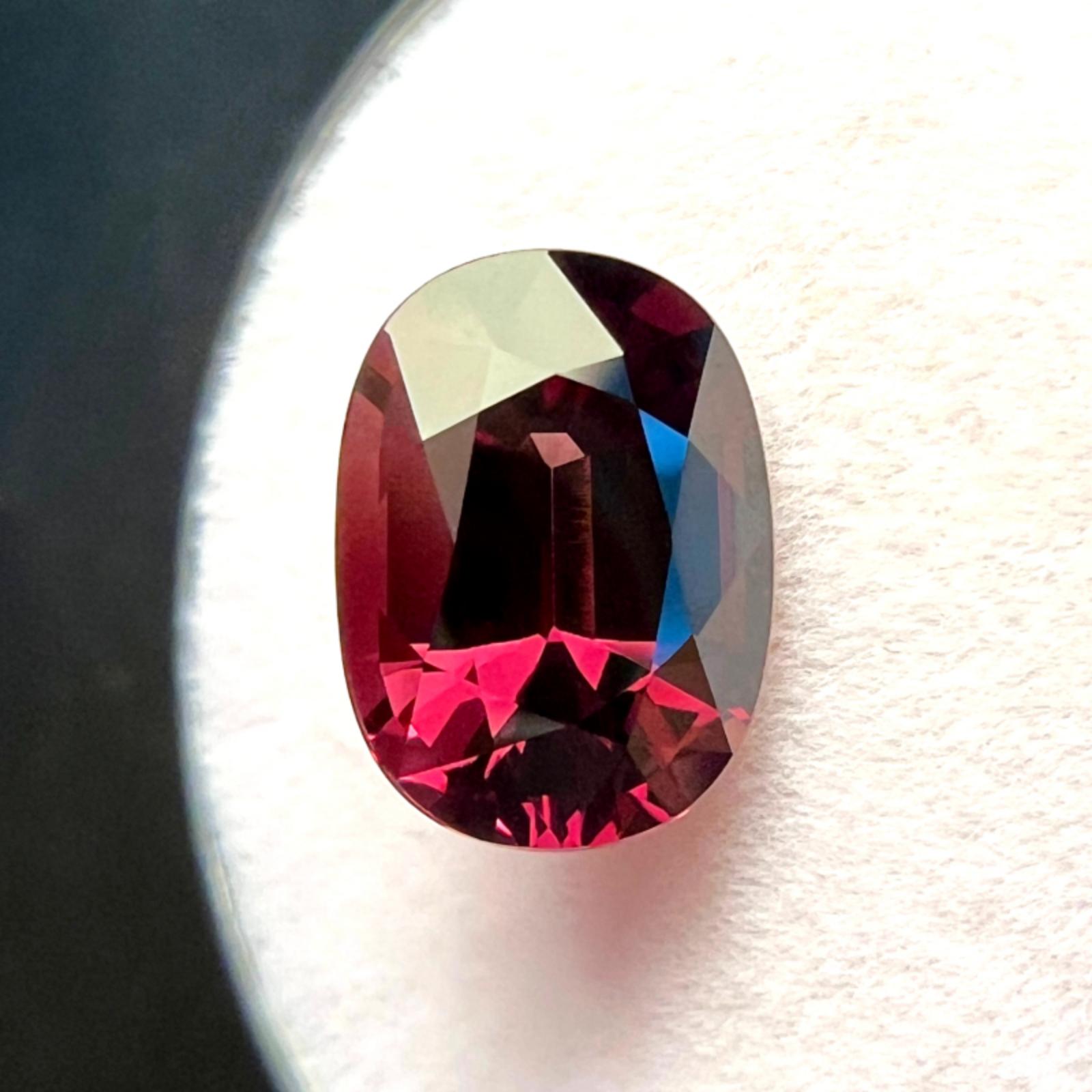 Raro granate de cambio de color certificado por la GIA de 4,10 ct Espessartina piropo oval natural en venta 2