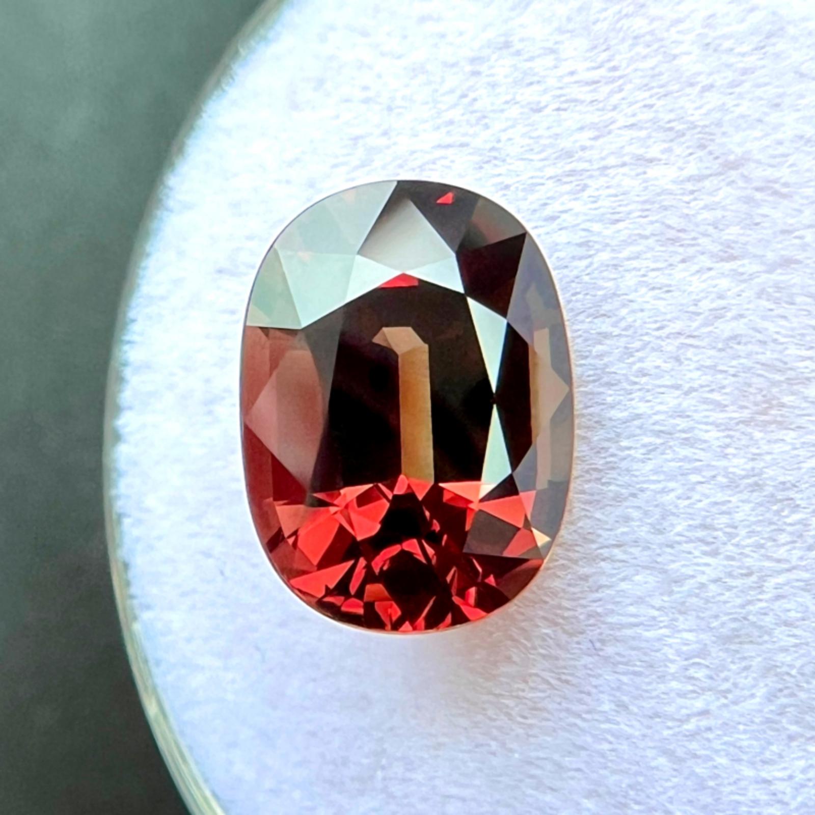 Raro granate de cambio de color certificado por la GIA de 4,10 ct Espessartina piropo oval natural en venta 3