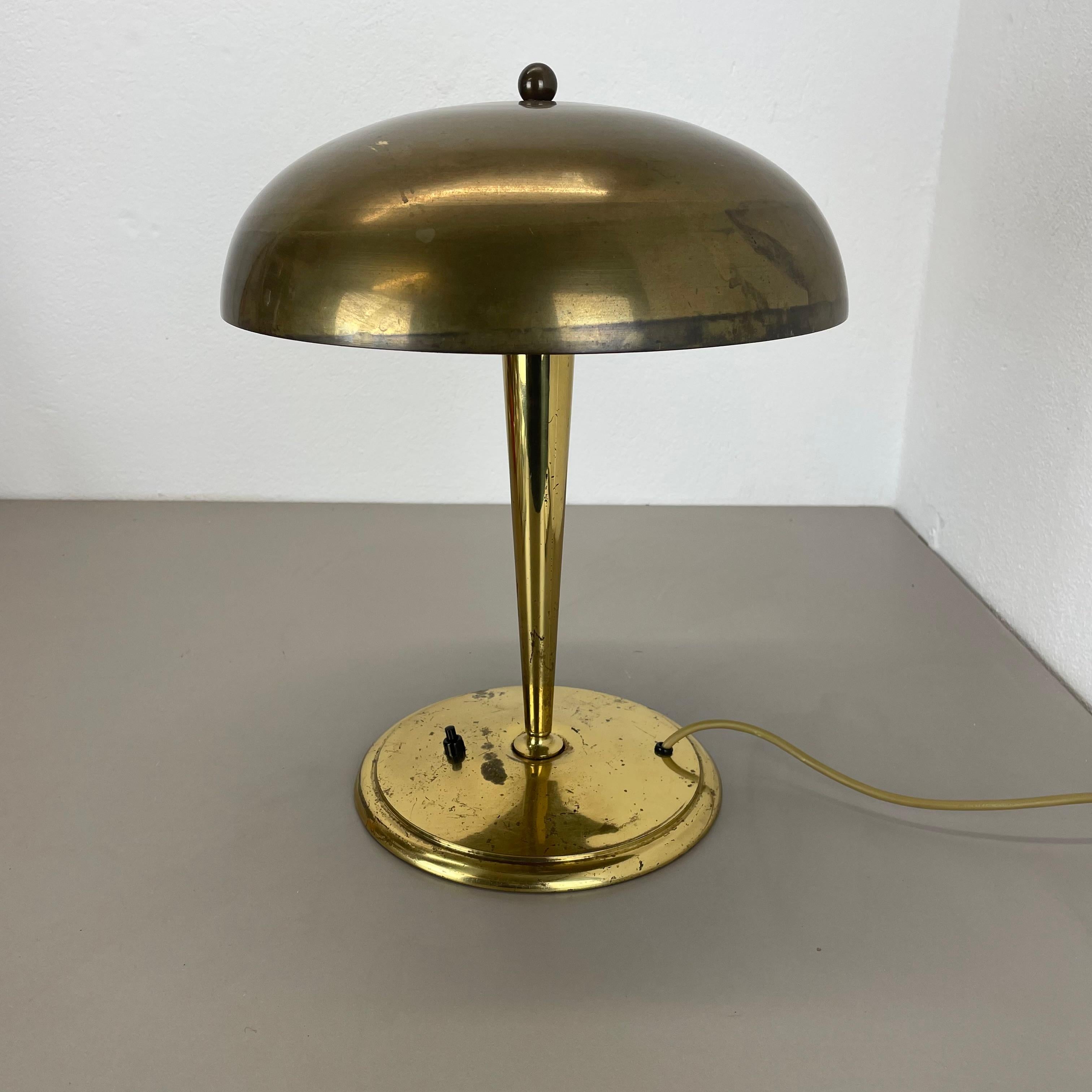 Artículo:

luz de mesa


Productor:

Origen Dinamarca

 en Estilo de PAAVO TYNELL


La edad:

1940s


Esta lámpara de mesa modernista se fabricó en DINAMARCA en la década de 1940. Está hecha de latón macizo con un bonito elemento de pantalla redonda
