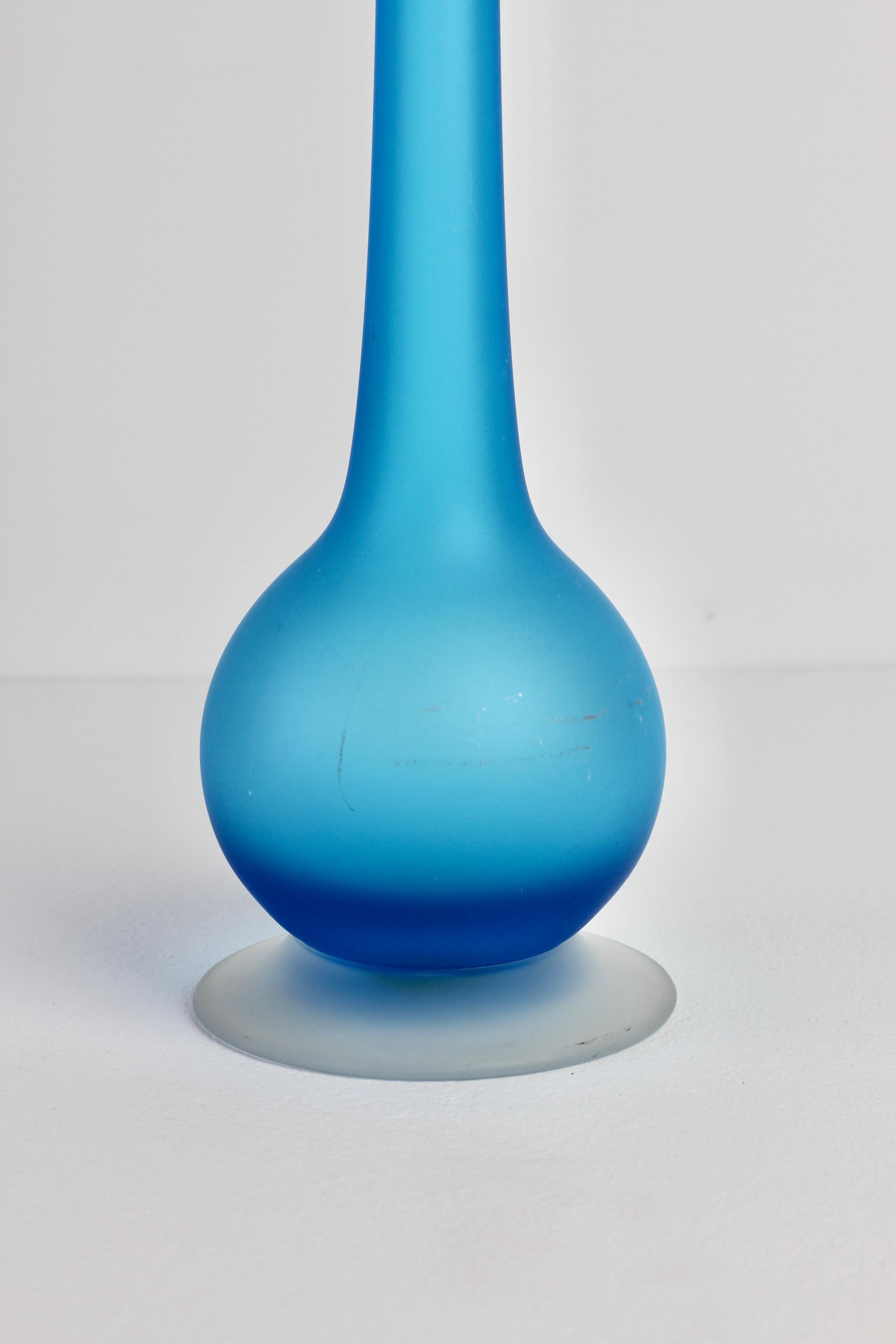 Raro vaso a matita in vetro di Murano satinato blu di Carlo Moretti in vendita 1