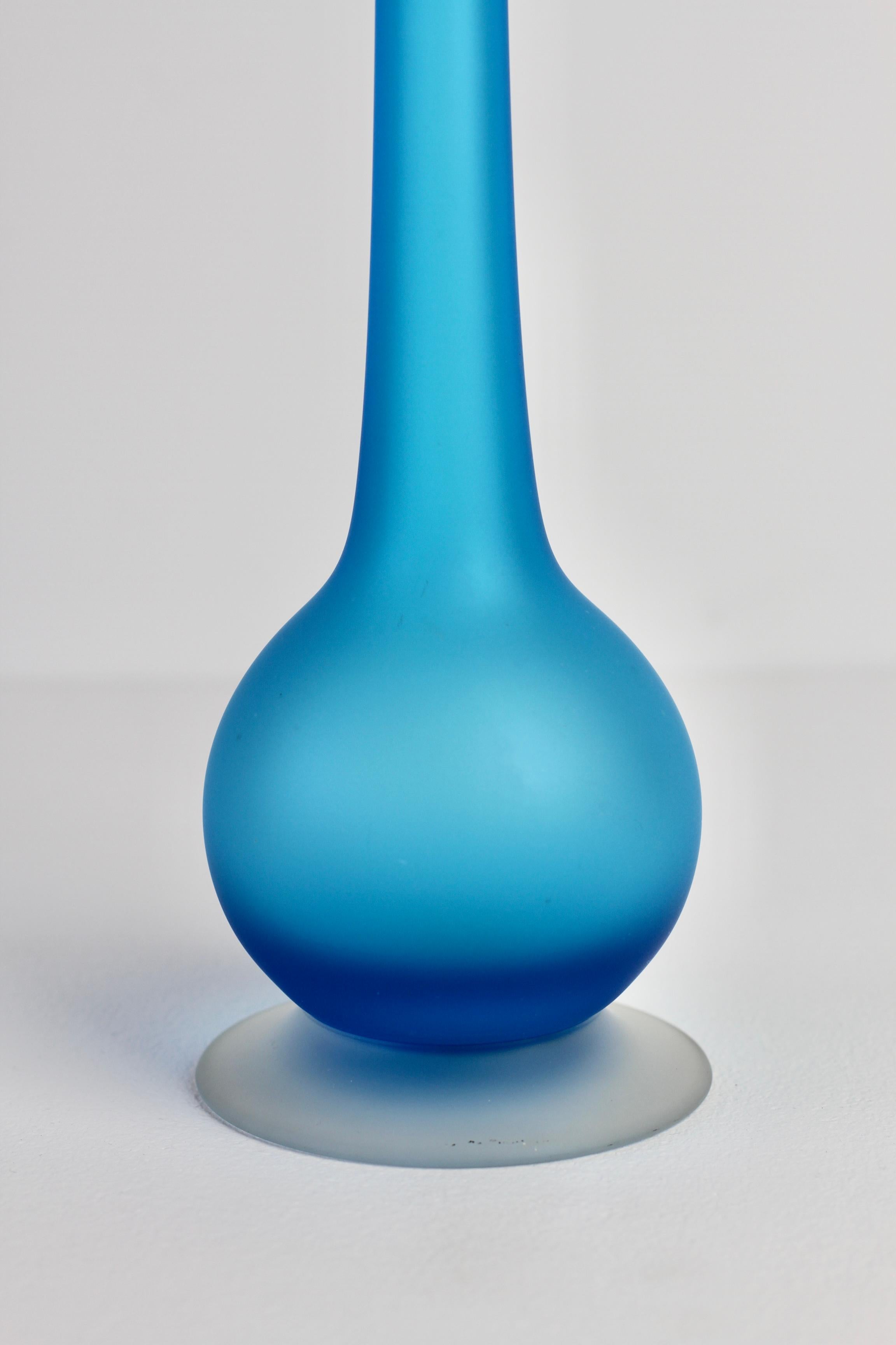 20ième siècle Rare vase crayon en verre de Murano bleu coloré Carlo Moretti Satinato en vente