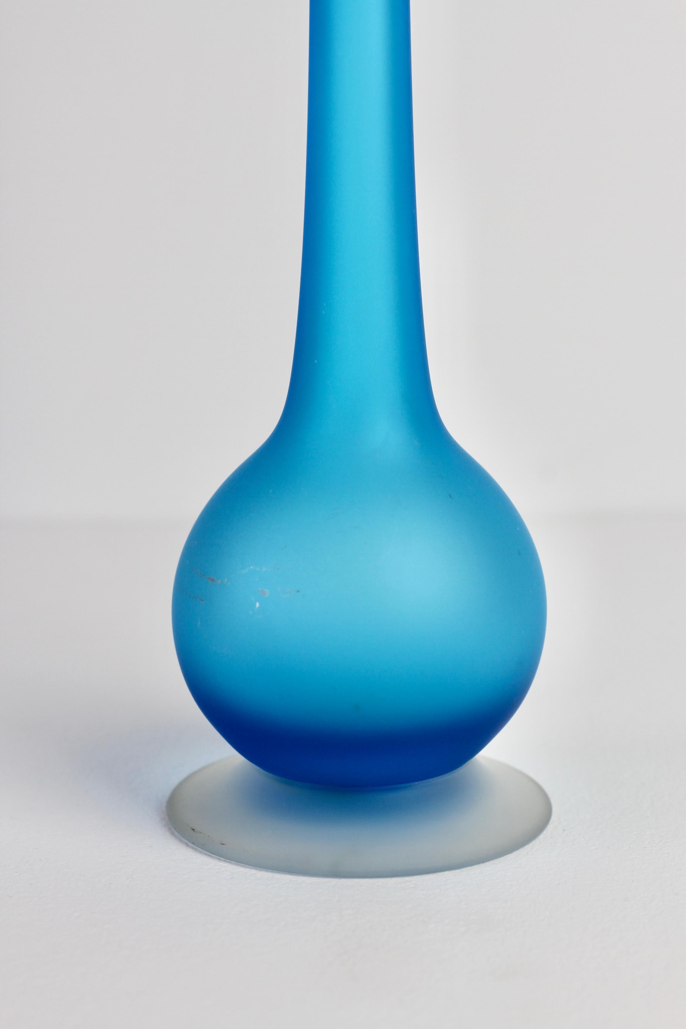 XX secolo Raro vaso a matita in vetro di Murano satinato blu di Carlo Moretti in vendita